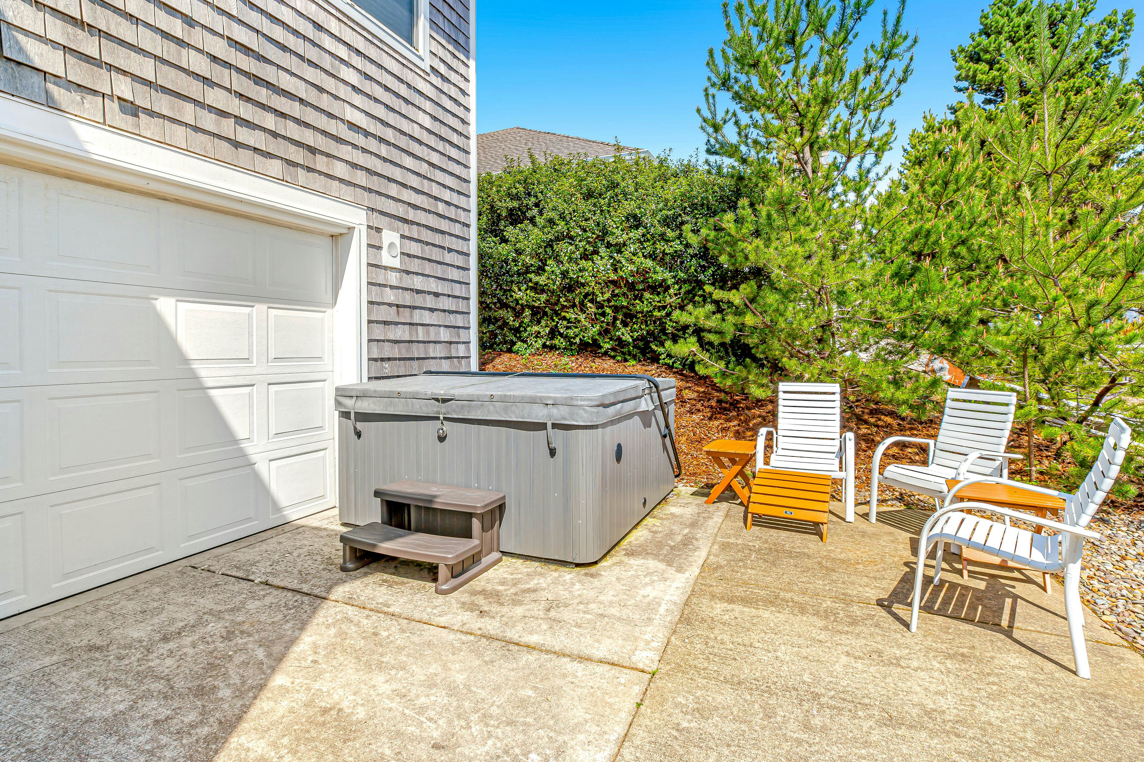 Ocean & Mountain View Home with Private Hot Tub, Pool Table, Deck, Fast WiFi