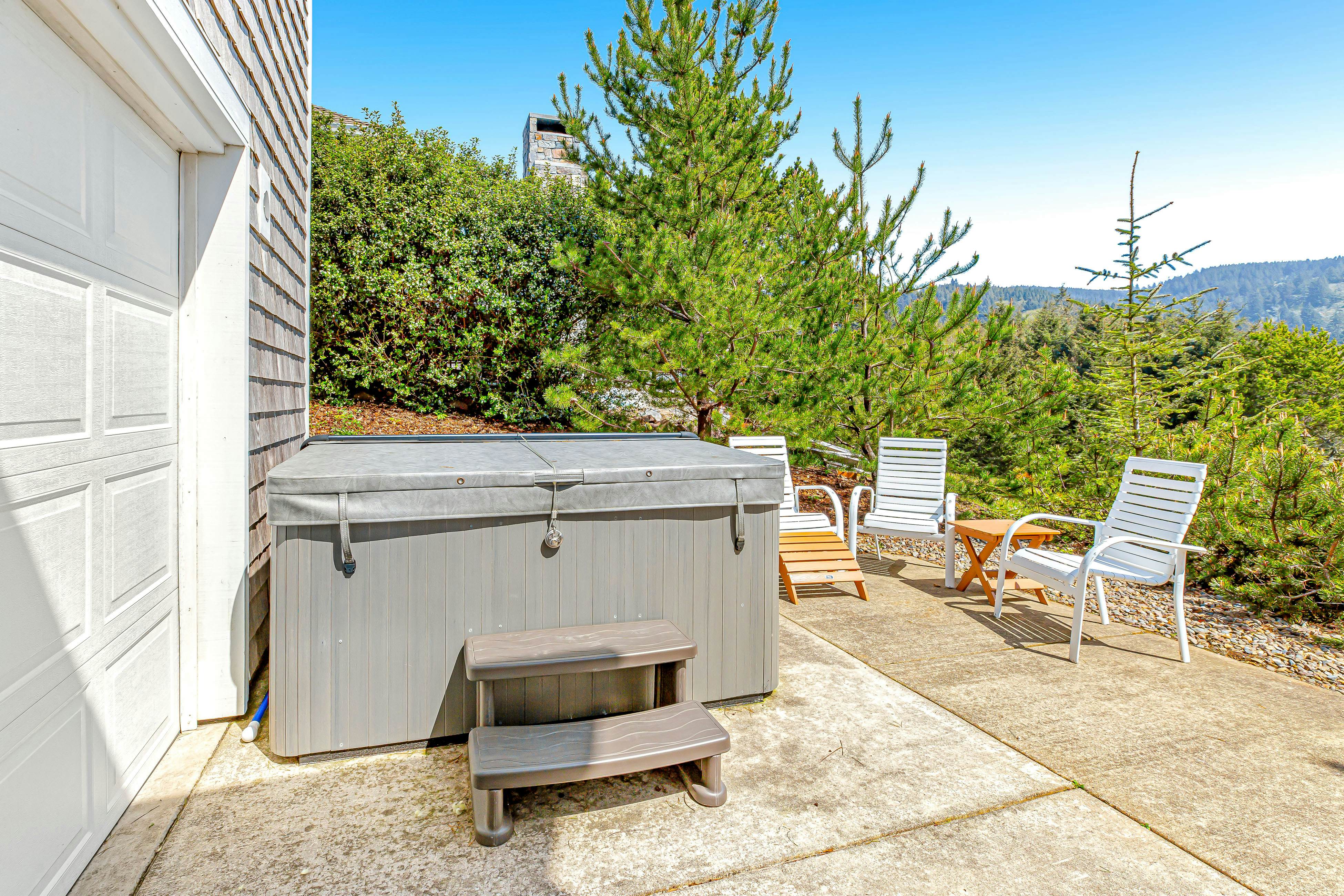 Ocean & Mountain View Home with Private Hot Tub, Pool Table, Deck, Fast WiFi