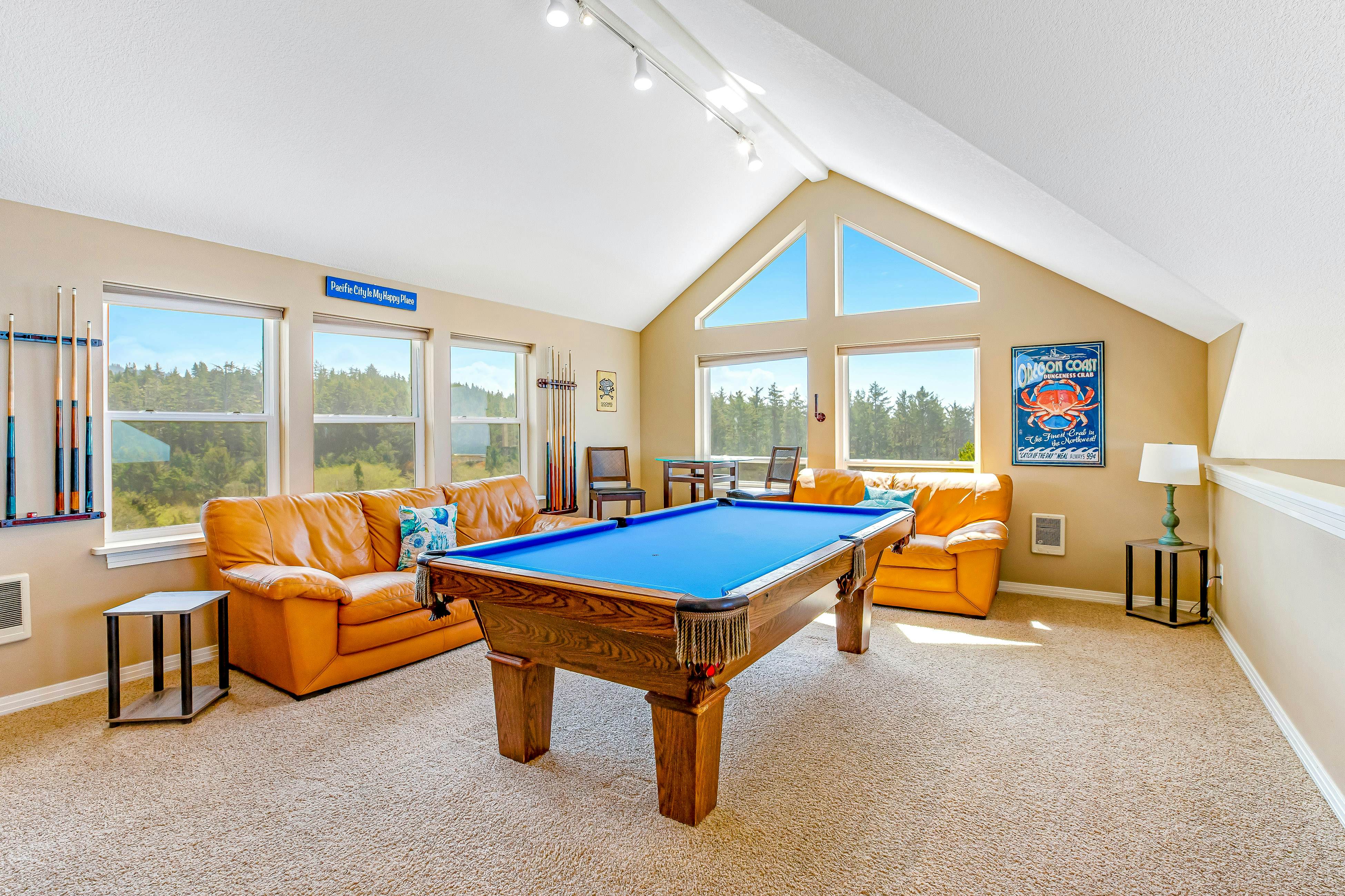 Ocean & Mountain View Home with Private Hot Tub, Pool Table, Deck, Fast WiFi