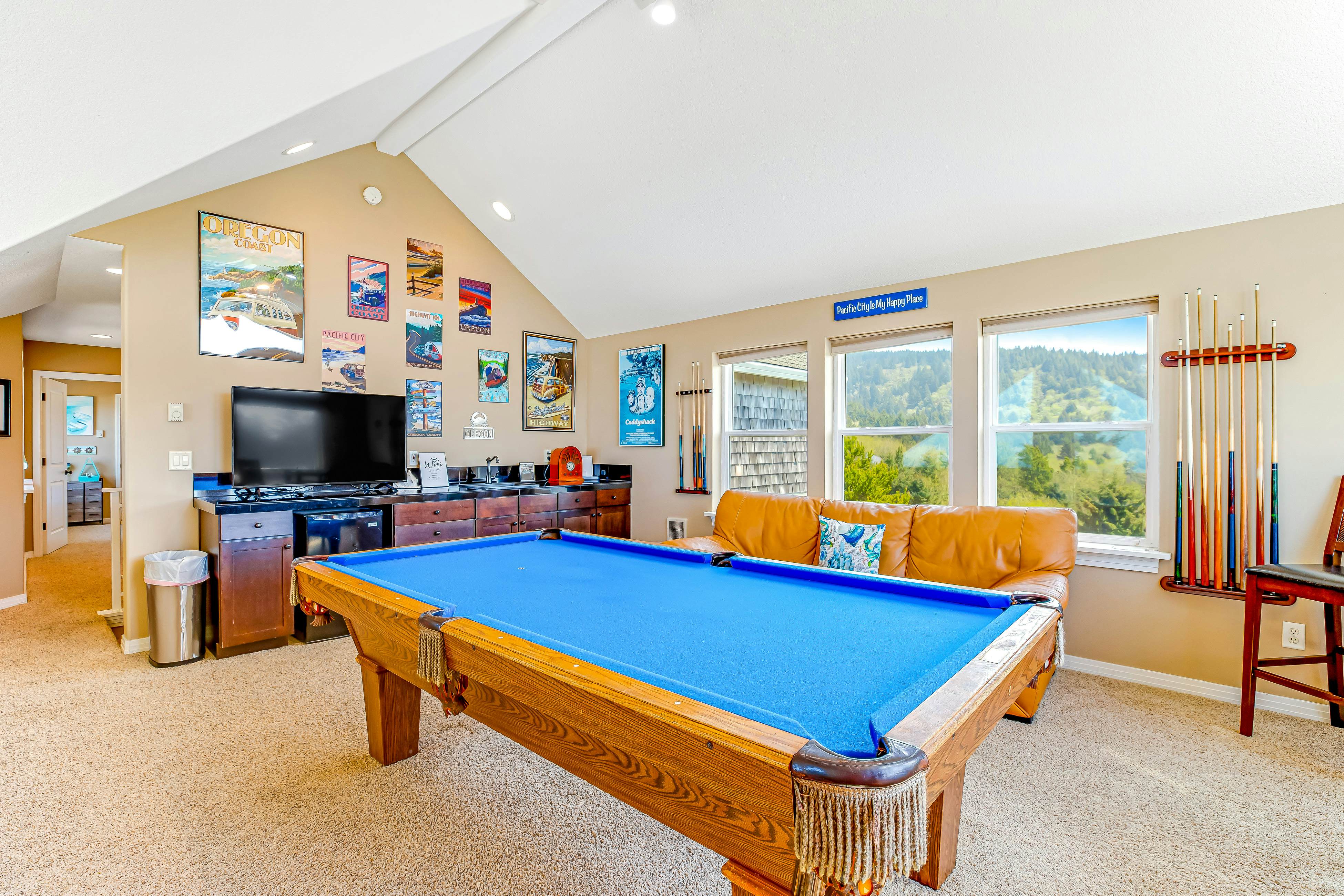 Ocean & Mountain View Home with Private Hot Tub, Pool Table, Deck, Fast WiFi