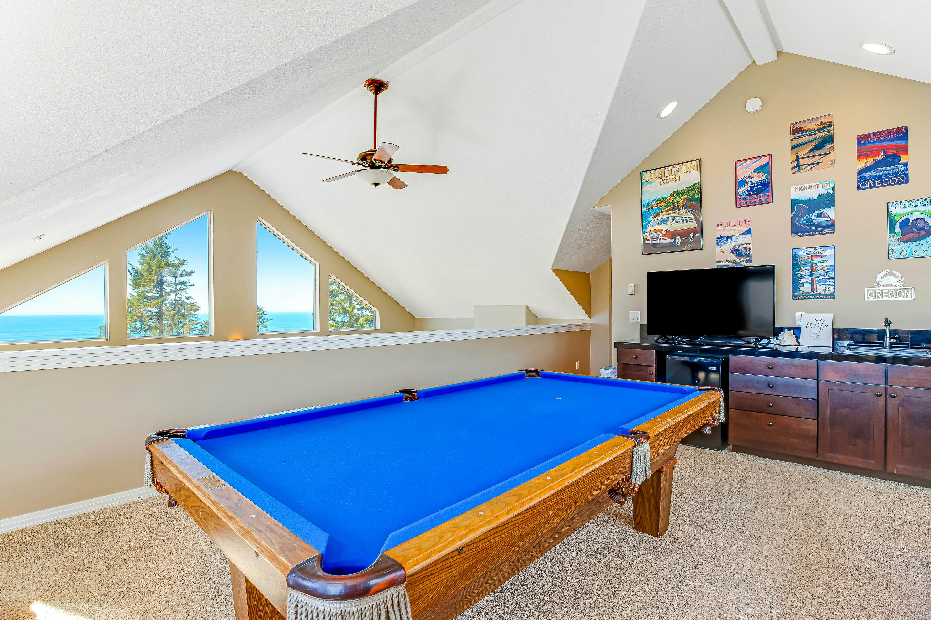Ocean & Mountain View Home with Private Hot Tub, Pool Table, Deck, Fast WiFi