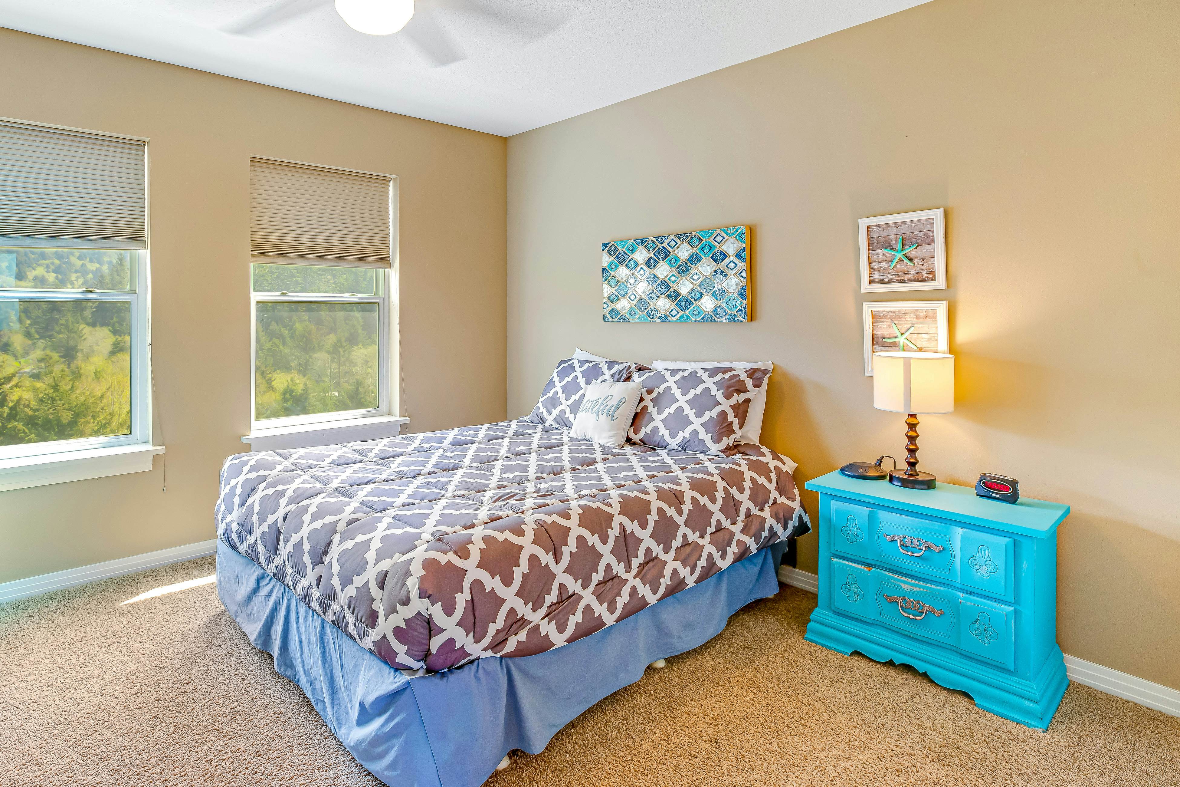 Ocean & Mountain View Home with Private Hot Tub, Pool Table, Deck, Fast WiFi