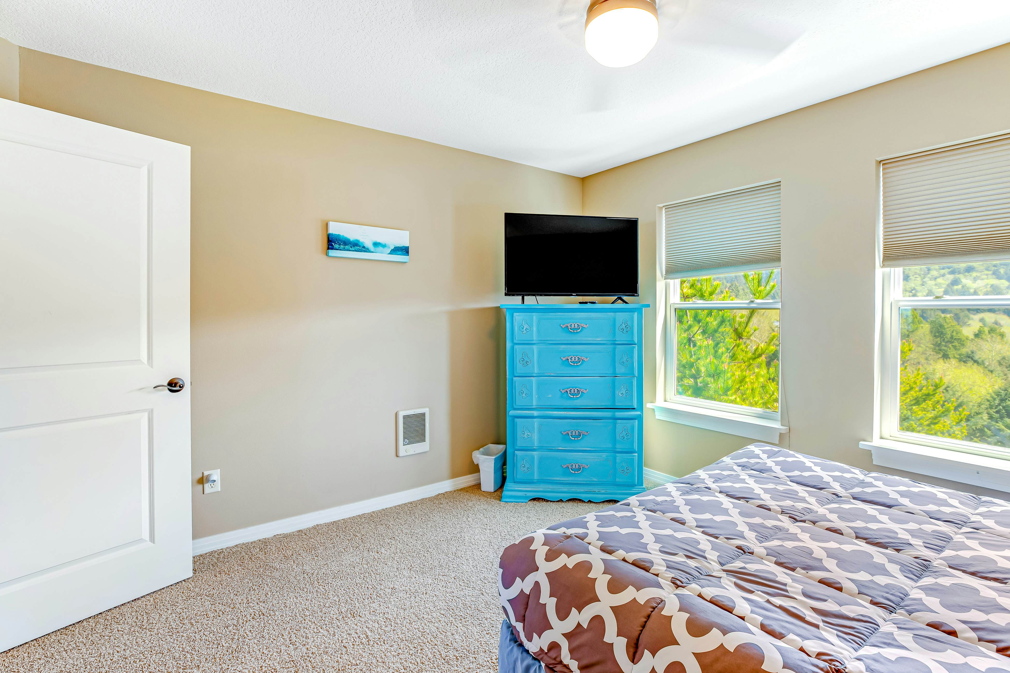 Ocean & Mountain View Home with Private Hot Tub, Pool Table, Deck, Fast WiFi