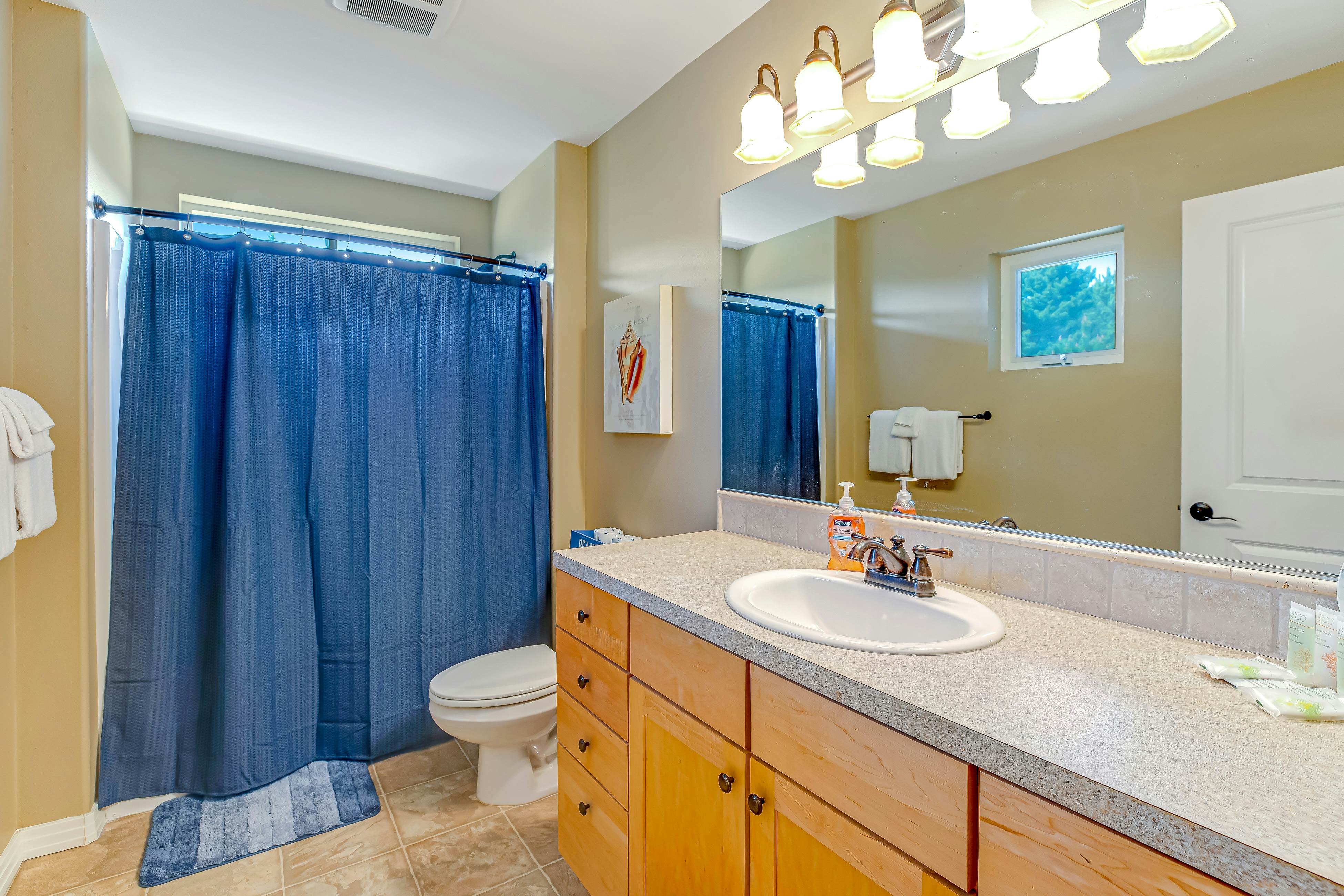 Ocean & Mountain View Home with Private Hot Tub, Pool Table, Deck, Fast WiFi