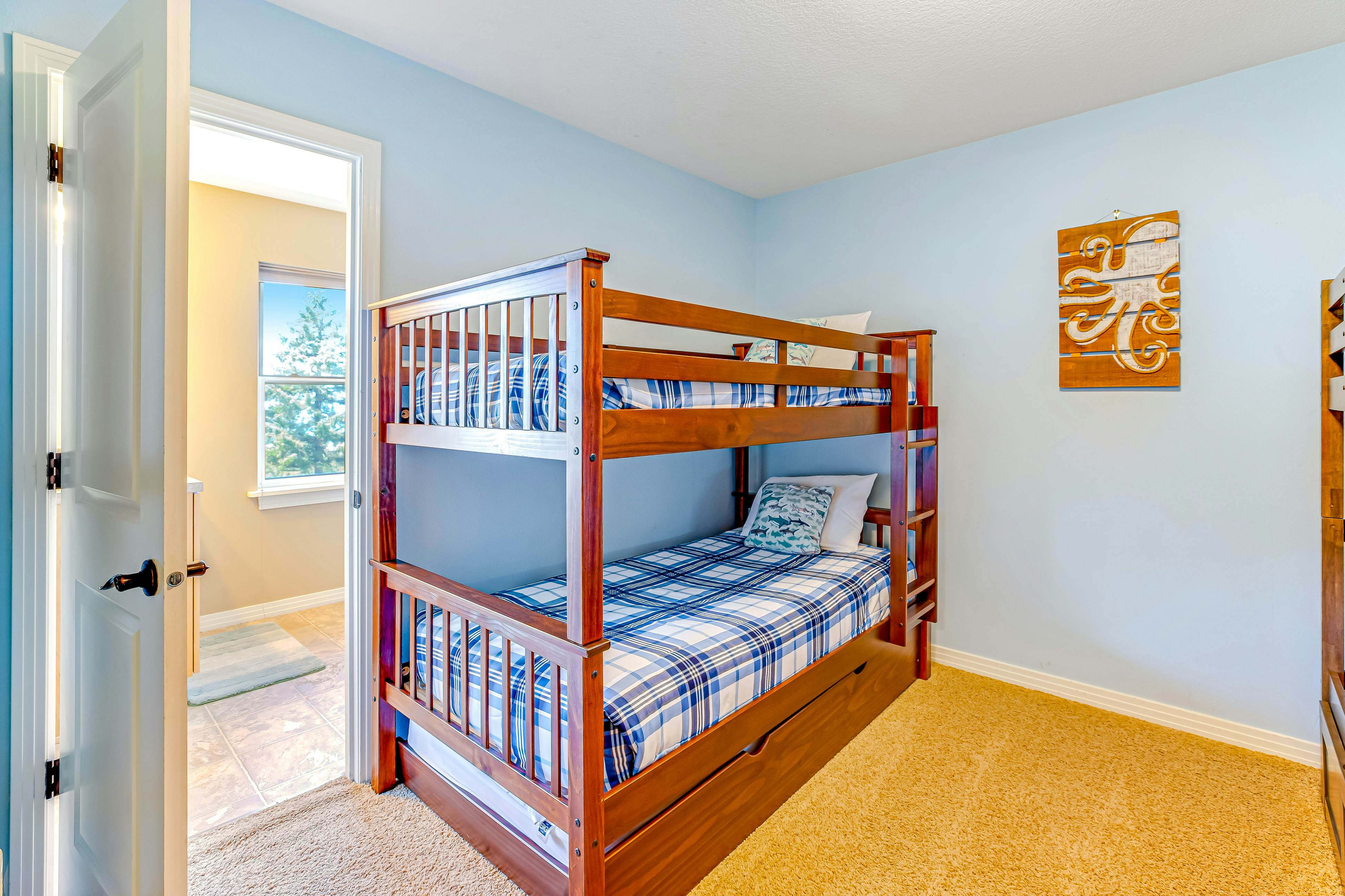 Ocean & Mountain View Home with Private Hot Tub, Pool Table, Deck, Fast WiFi