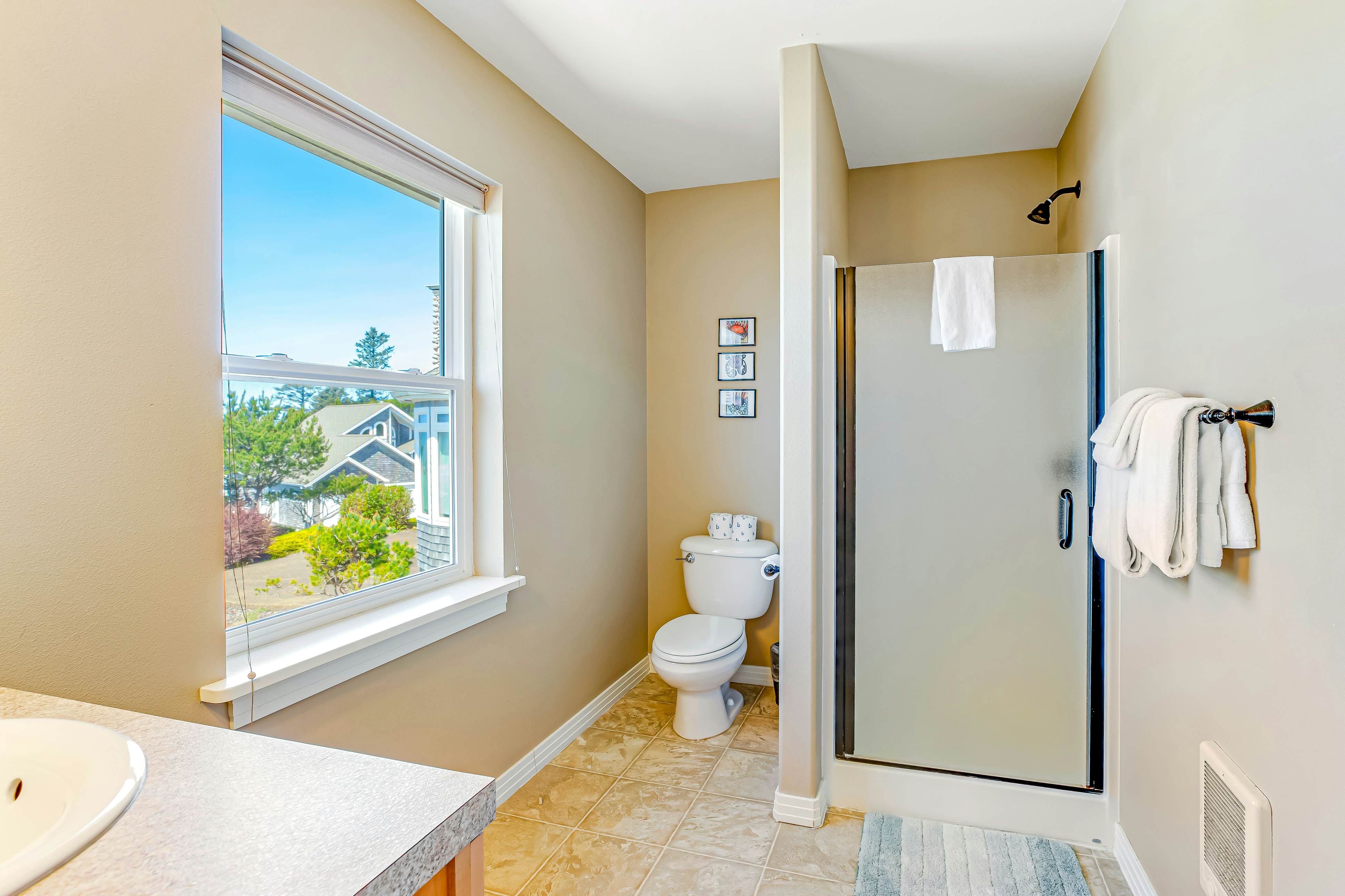 Ocean & Mountain View Home with Private Hot Tub, Pool Table, Deck, Fast WiFi