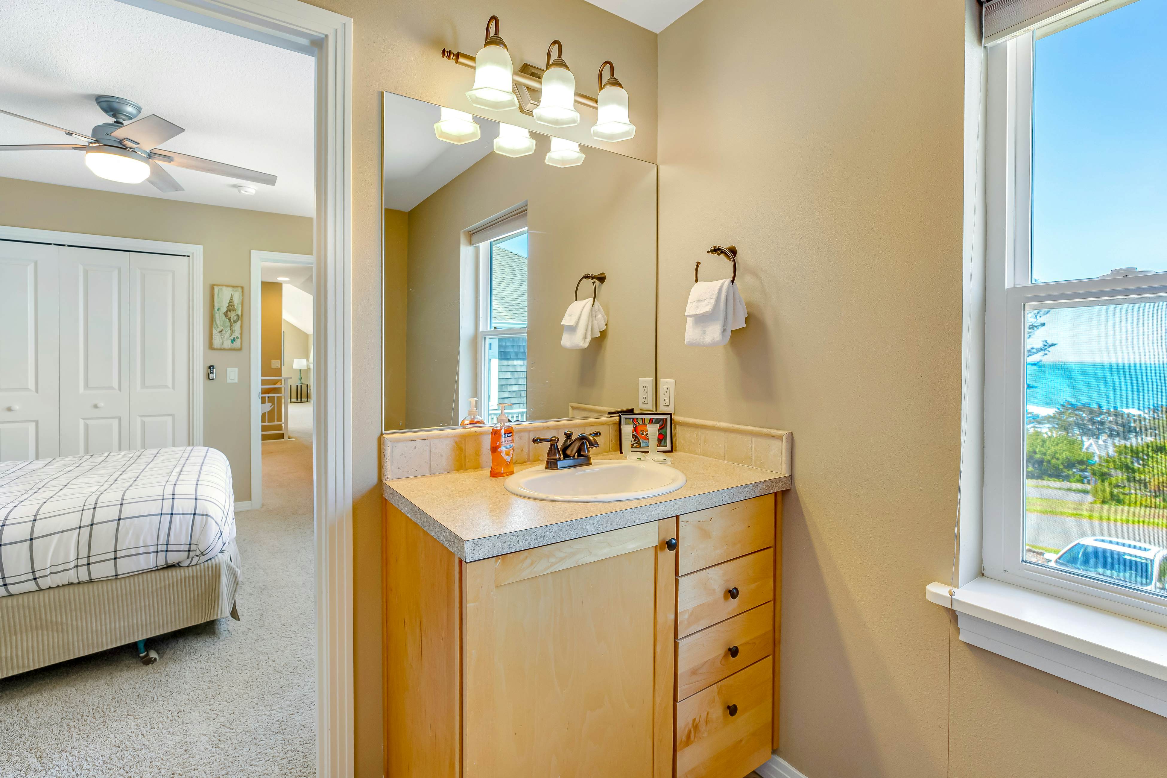 Ocean & Mountain View Home with Private Hot Tub, Pool Table, Deck, Fast WiFi