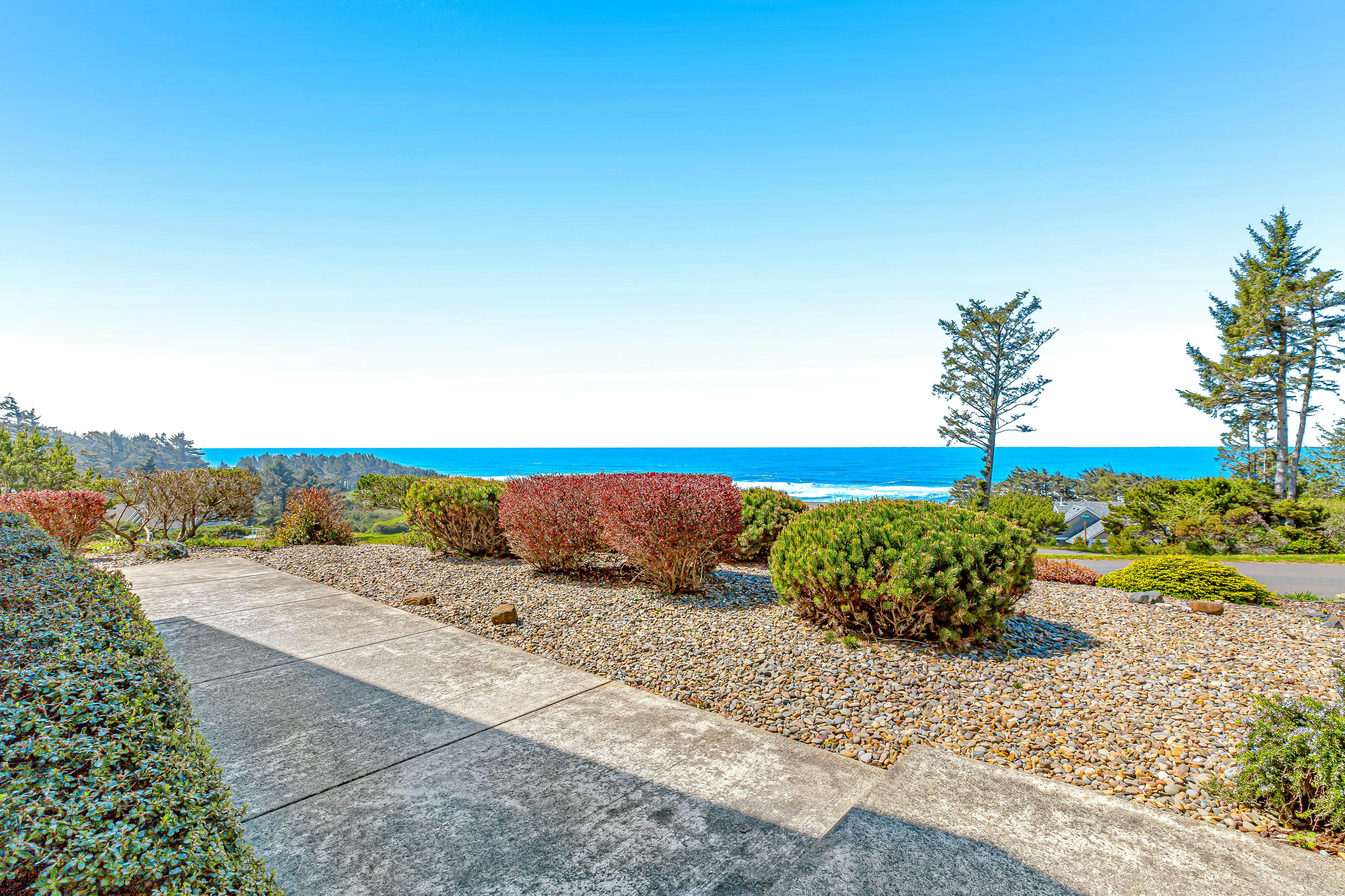 Ocean & Mountain View Home with Private Hot Tub, Pool Table, Deck, Fast WiFi