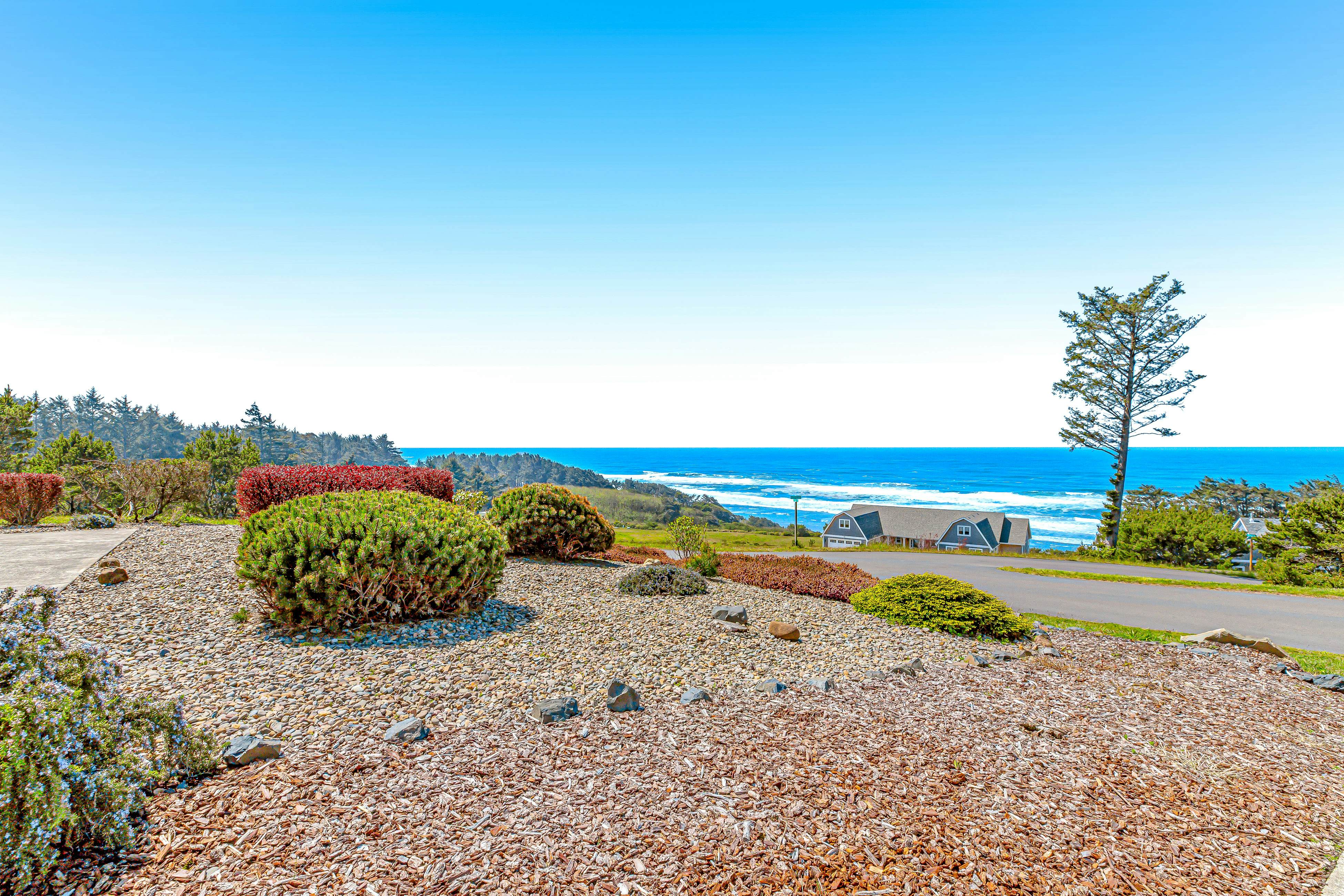 Ocean & Mountain View Home with Private Hot Tub, Pool Table, Deck, Fast WiFi