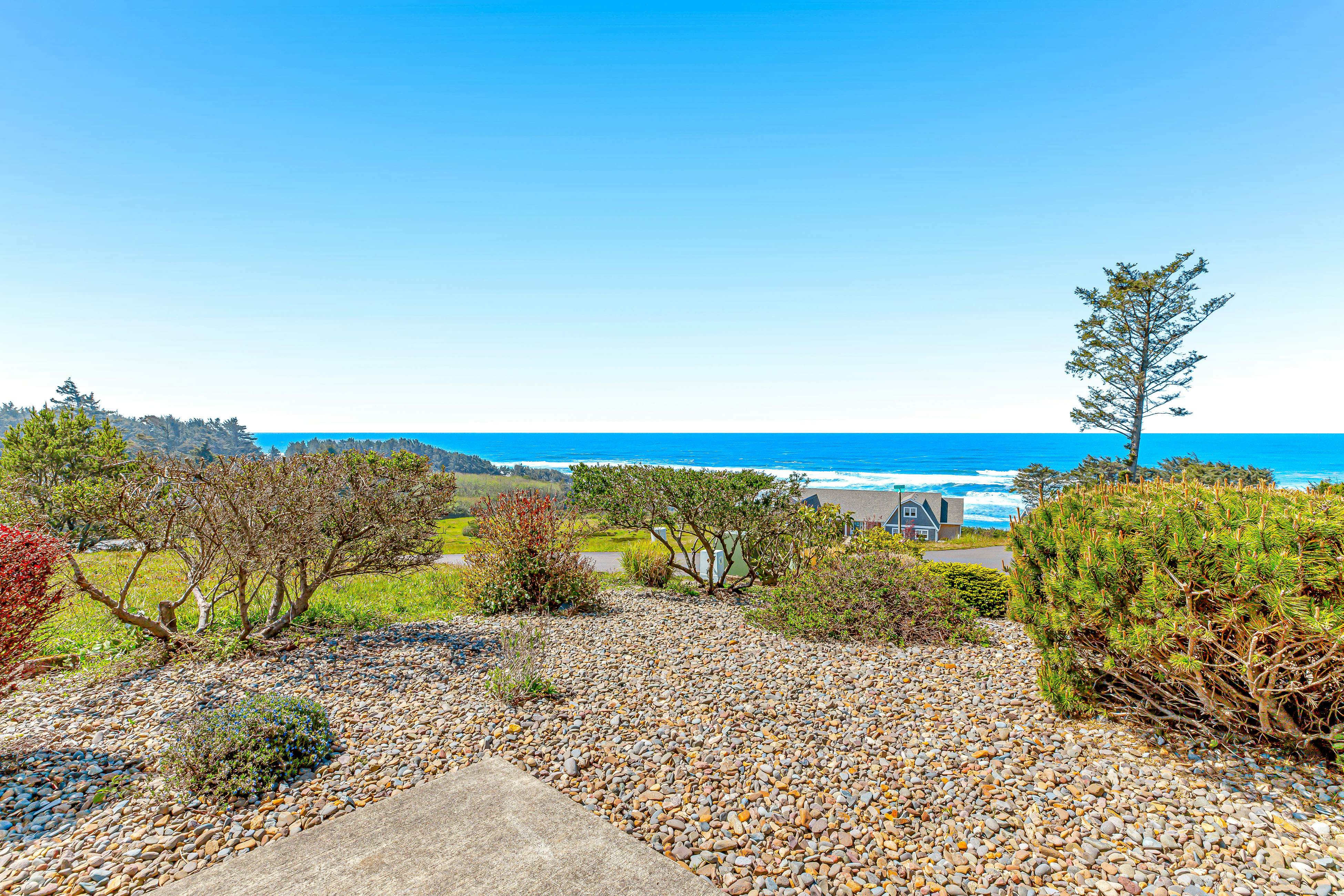 Ocean & Mountain View Home with Private Hot Tub, Pool Table, Deck, Fast WiFi