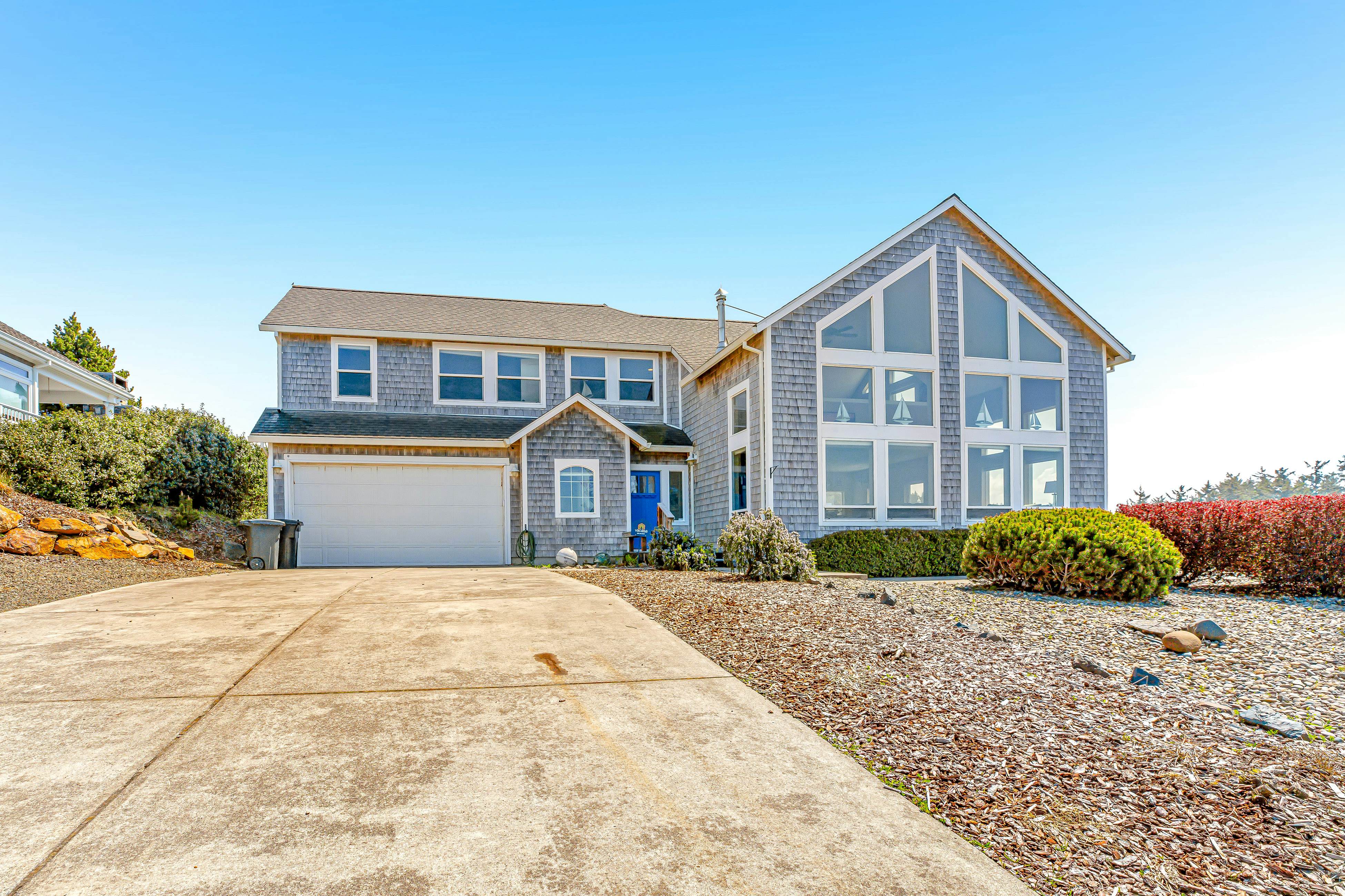 Ocean & Mountain View Home with Private Hot Tub, Pool Table, Deck, Fast WiFi