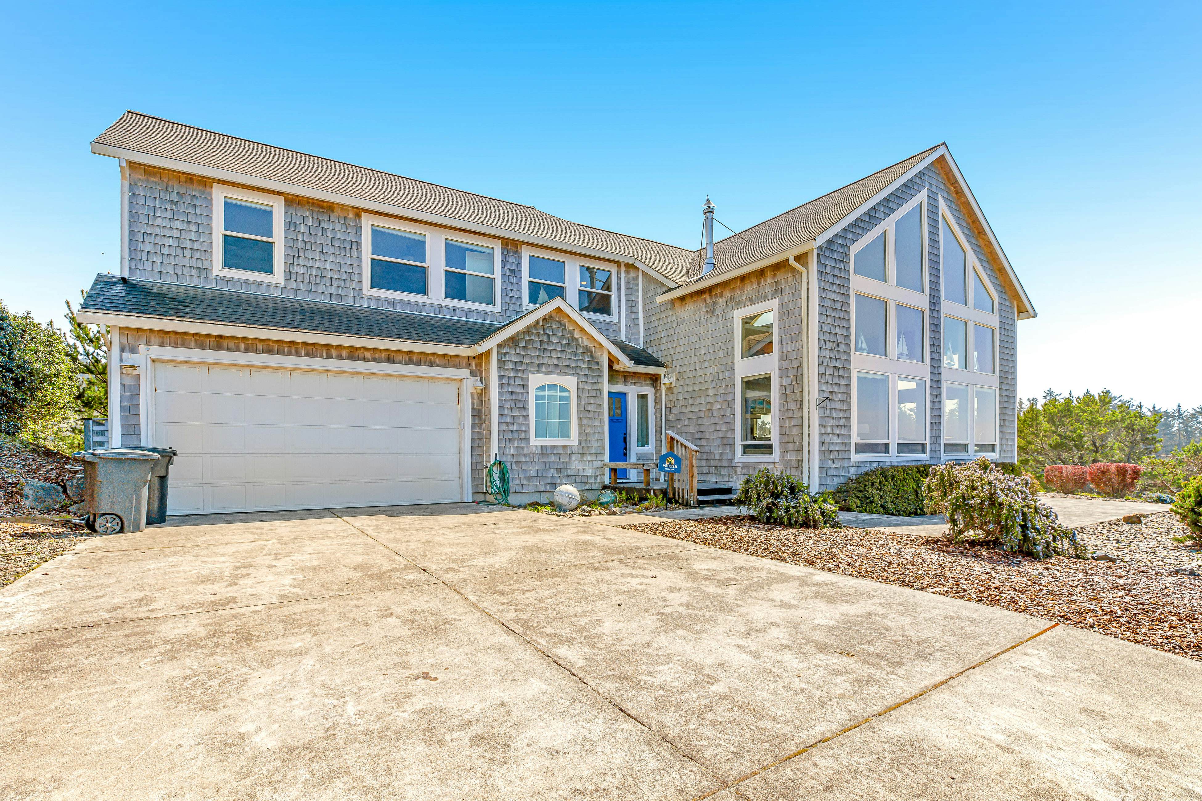 Ocean & Mountain View Home with Private Hot Tub, Pool Table, Deck, Fast WiFi