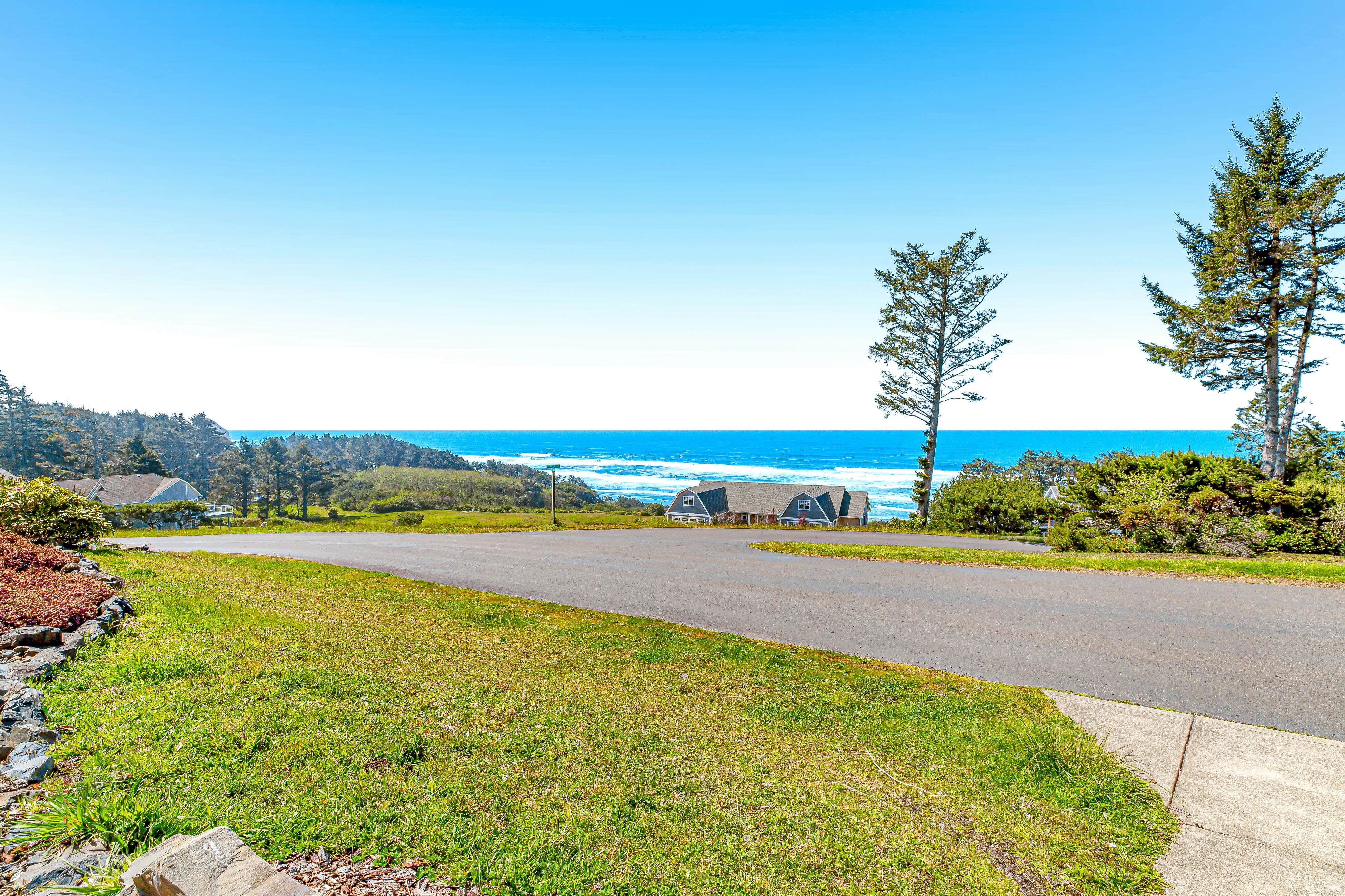 Ocean & Mountain View Home with Private Hot Tub, Pool Table, Deck, Fast WiFi