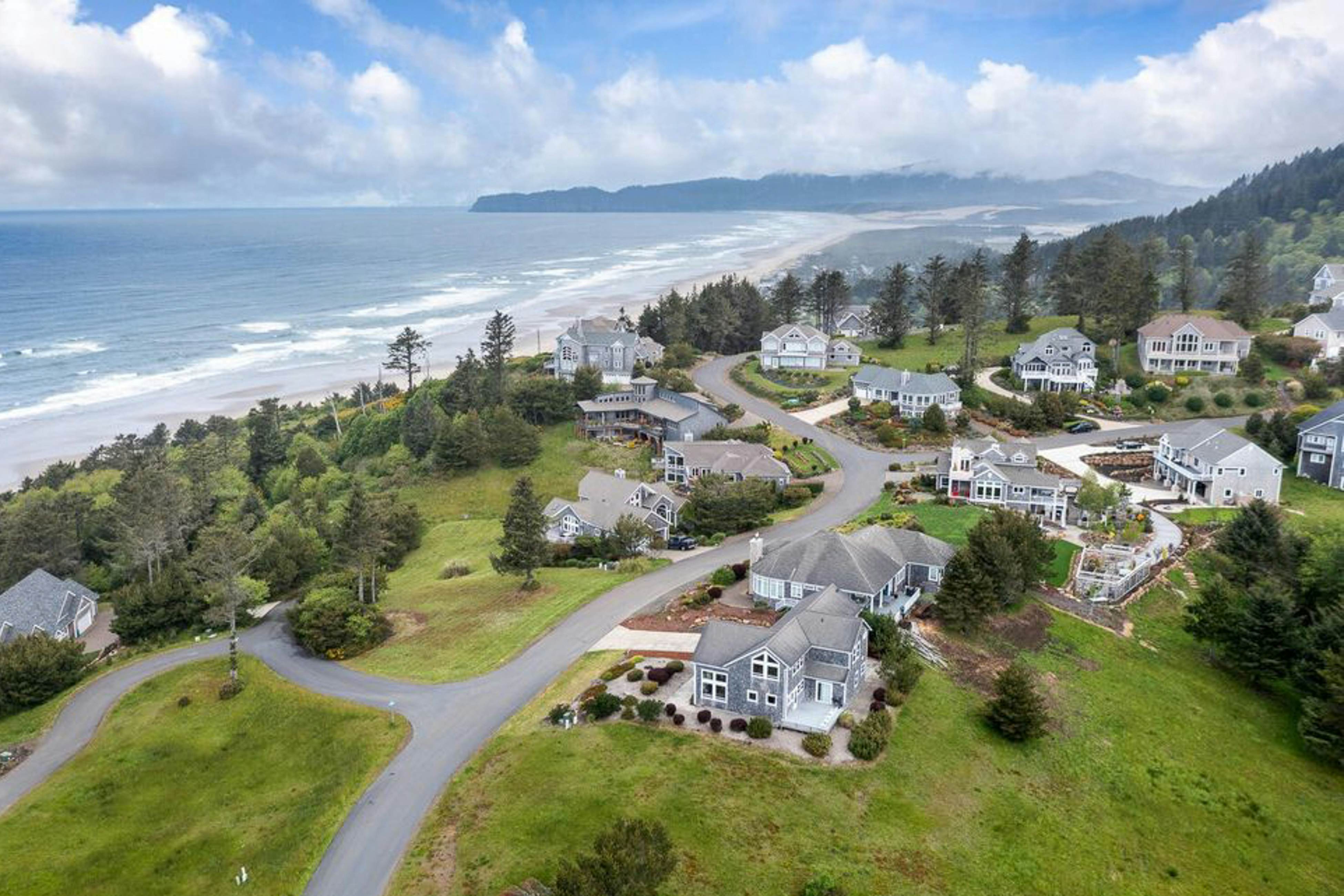 Ocean & Mountain View Home with Private Hot Tub, Pool Table, Deck, Fast WiFi