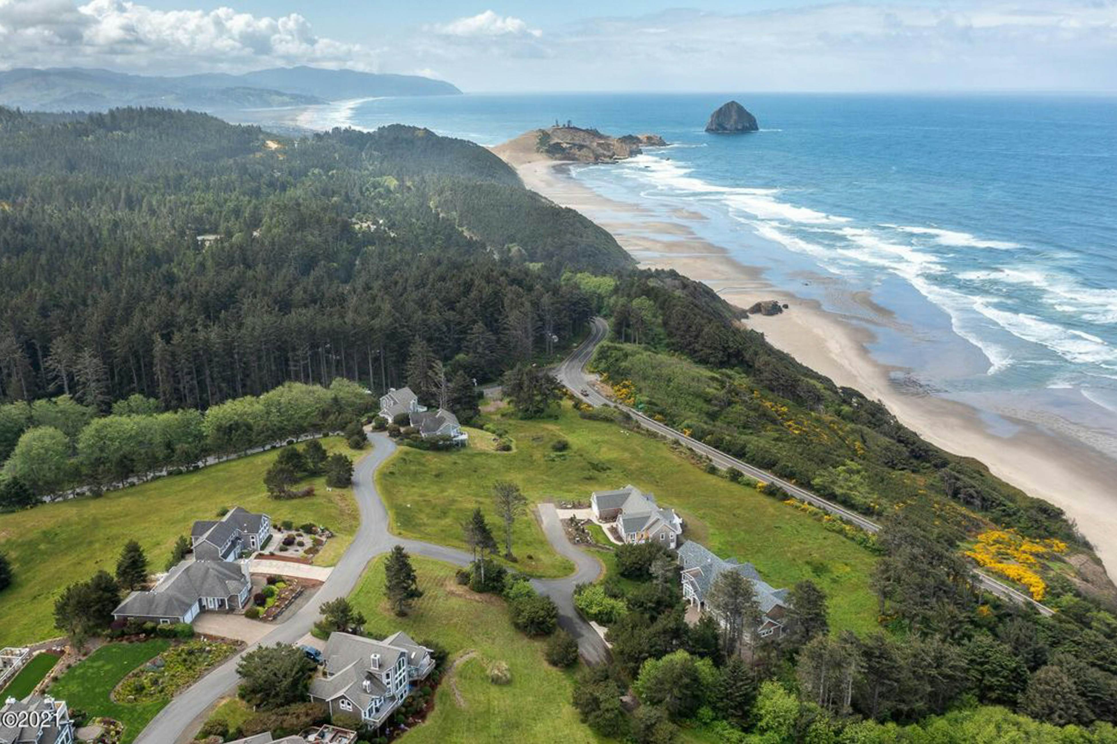 Ocean & Mountain View Home with Private Hot Tub, Pool Table, Deck, Fast WiFi