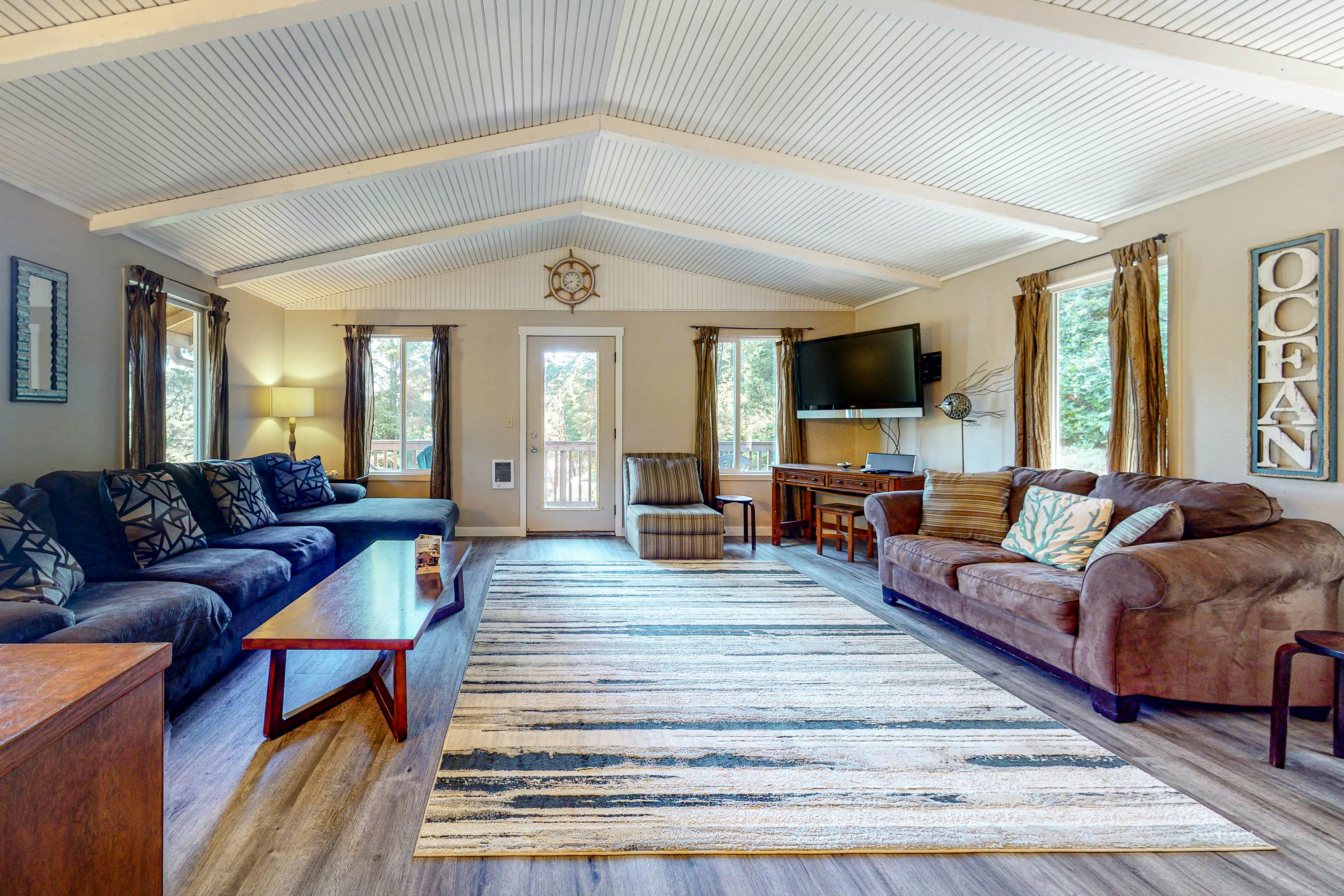 Nature lover's paradise next to Cape Kiwanda State Park - walk to beach