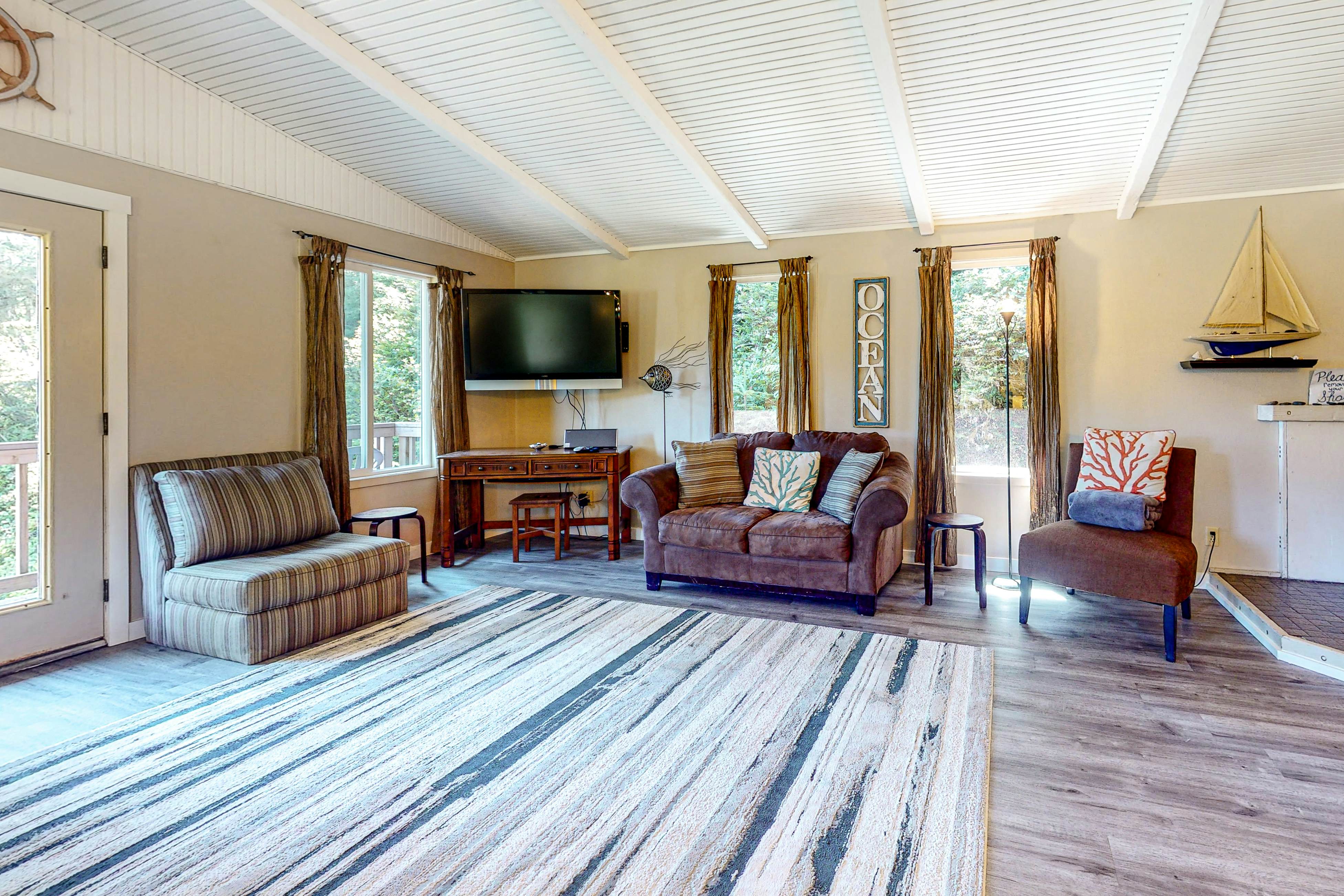 Nature lover's paradise next to Cape Kiwanda State Park - walk to beach