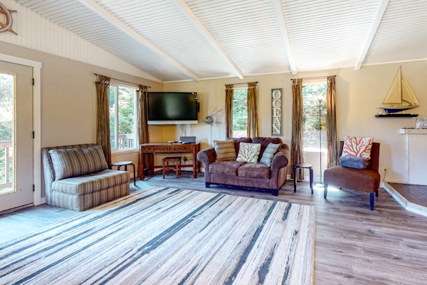 Nature lover s paradise next to Cape Kiwanda State Park walk to beach