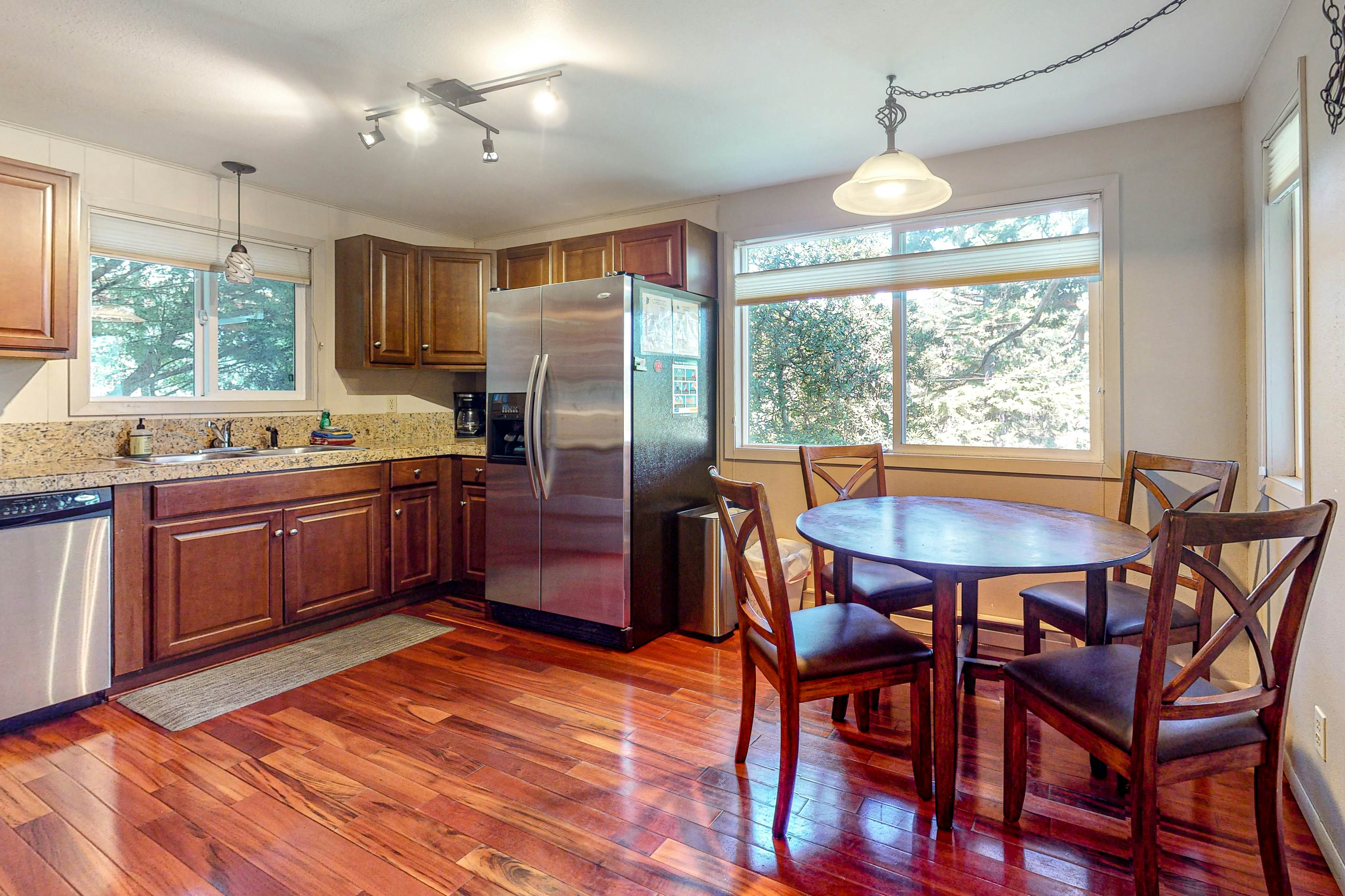 Nature lover's paradise next to Cape Kiwanda State Park - walk to beach