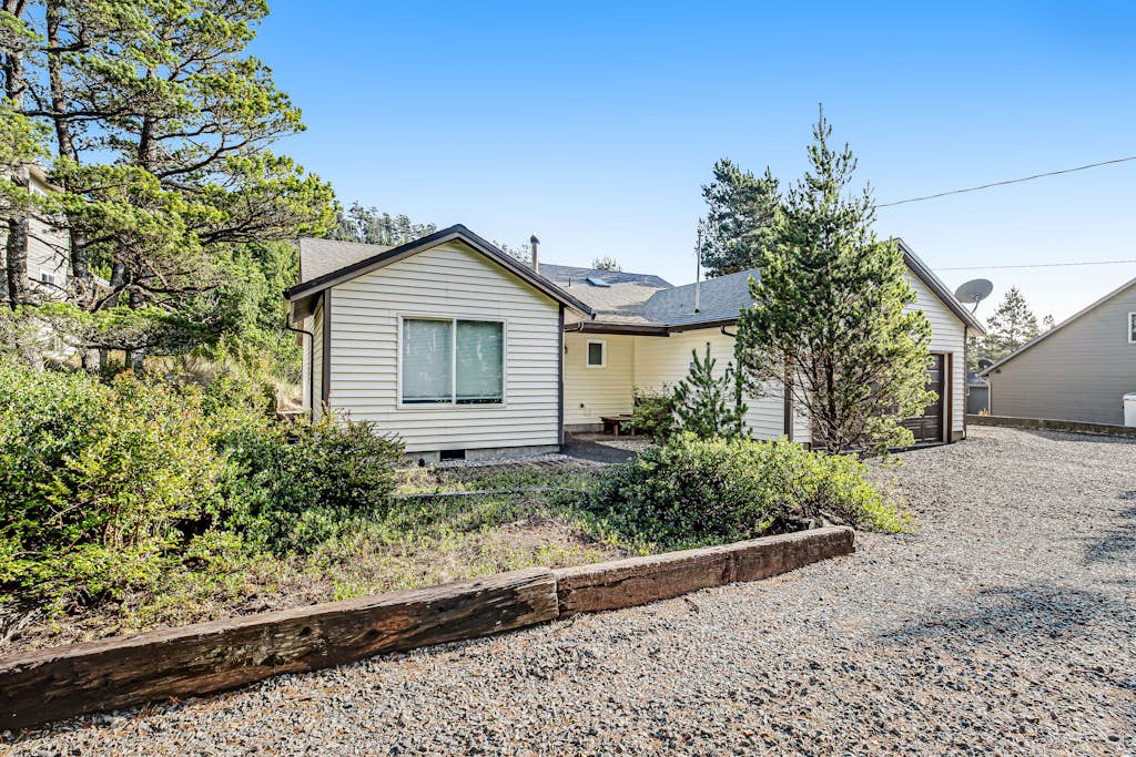 Cozy Home with Wood Stove WiFi Gas Grill and Large Deck Walk to Beach