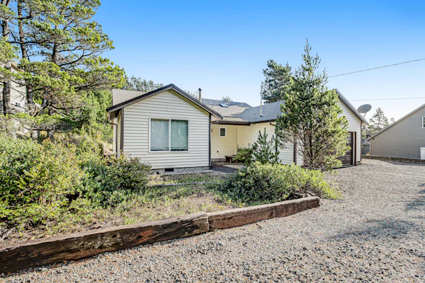 Cozy Home with Wood Stove WiFi Gas Grill and Large Deck Walk to Beach