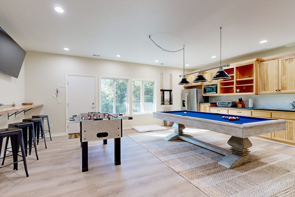 Everything Remodeled Water View Private Hot Tub WiFi Game Room