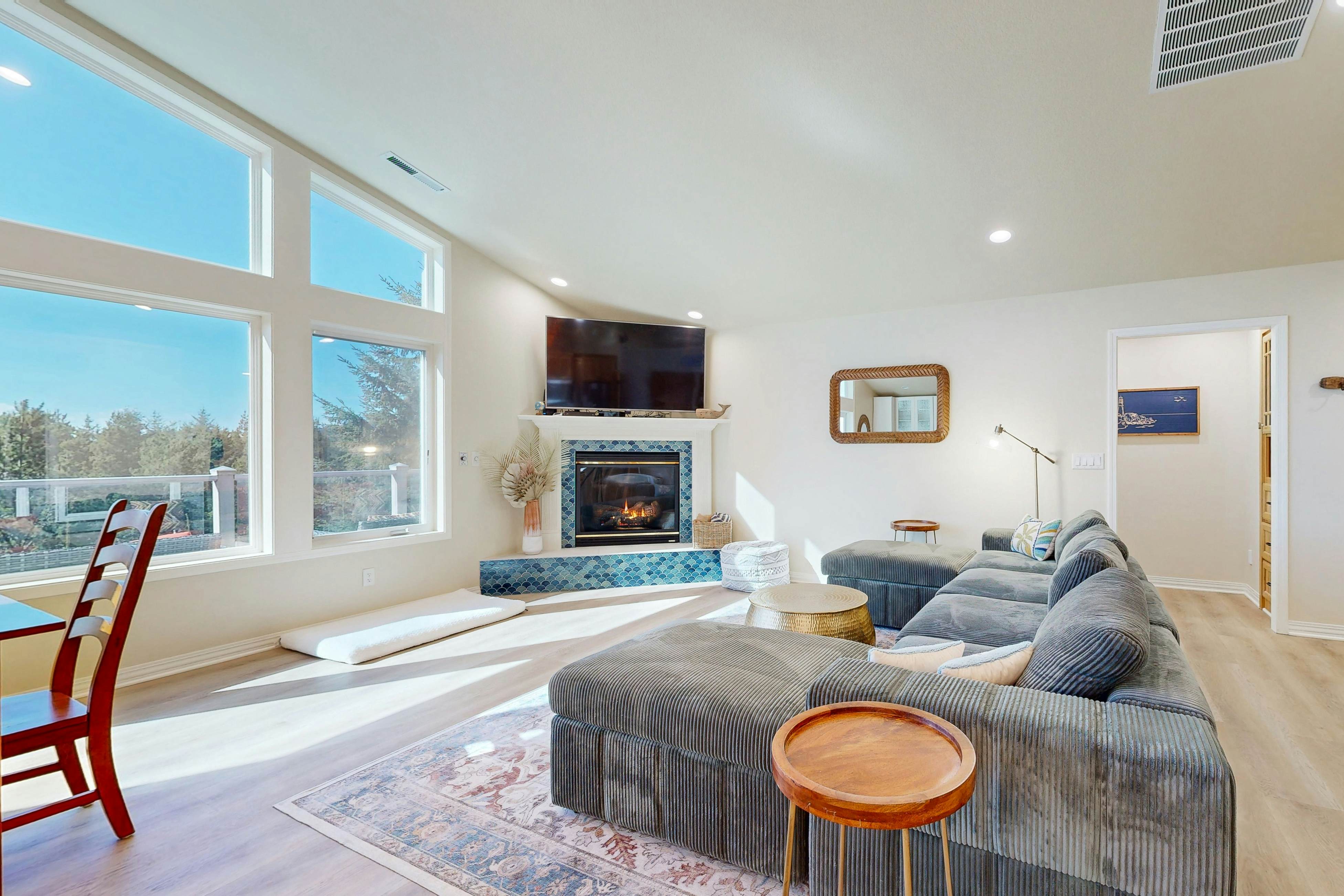 Everything Remodeled-Water View-Private Hot Tub-WiFi-Game Room