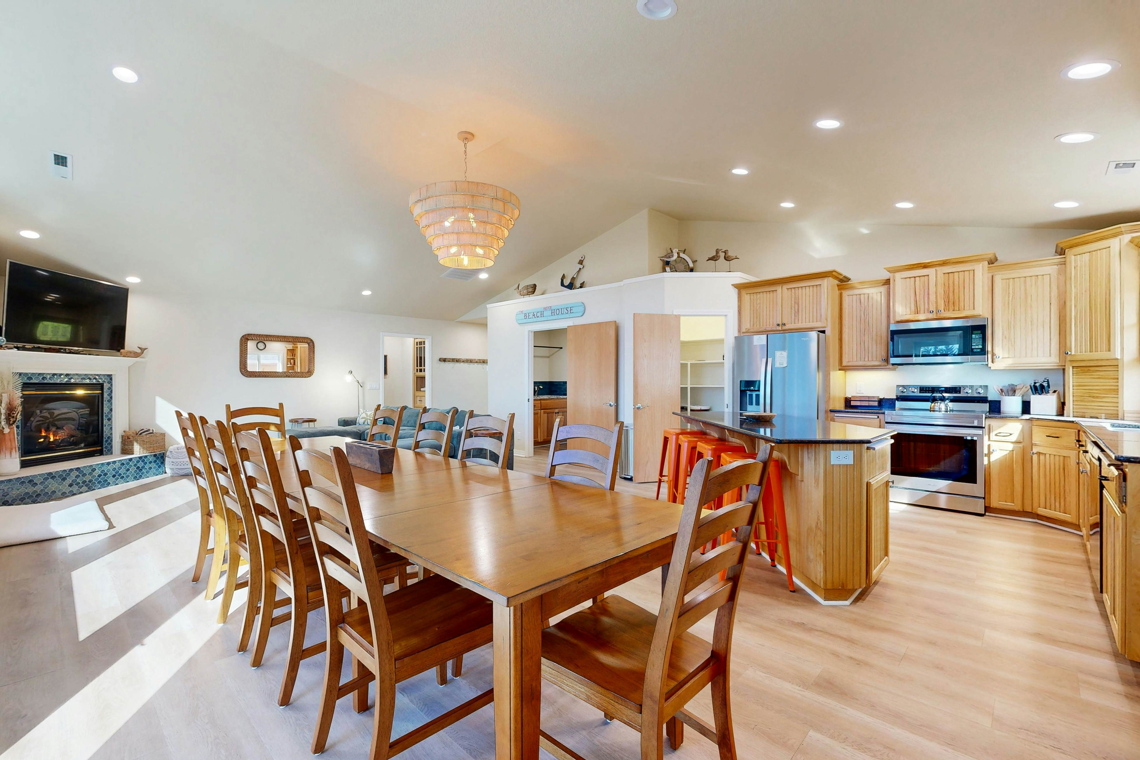 Everything Remodeled-Water View-Private Hot Tub-WiFi-Game Room