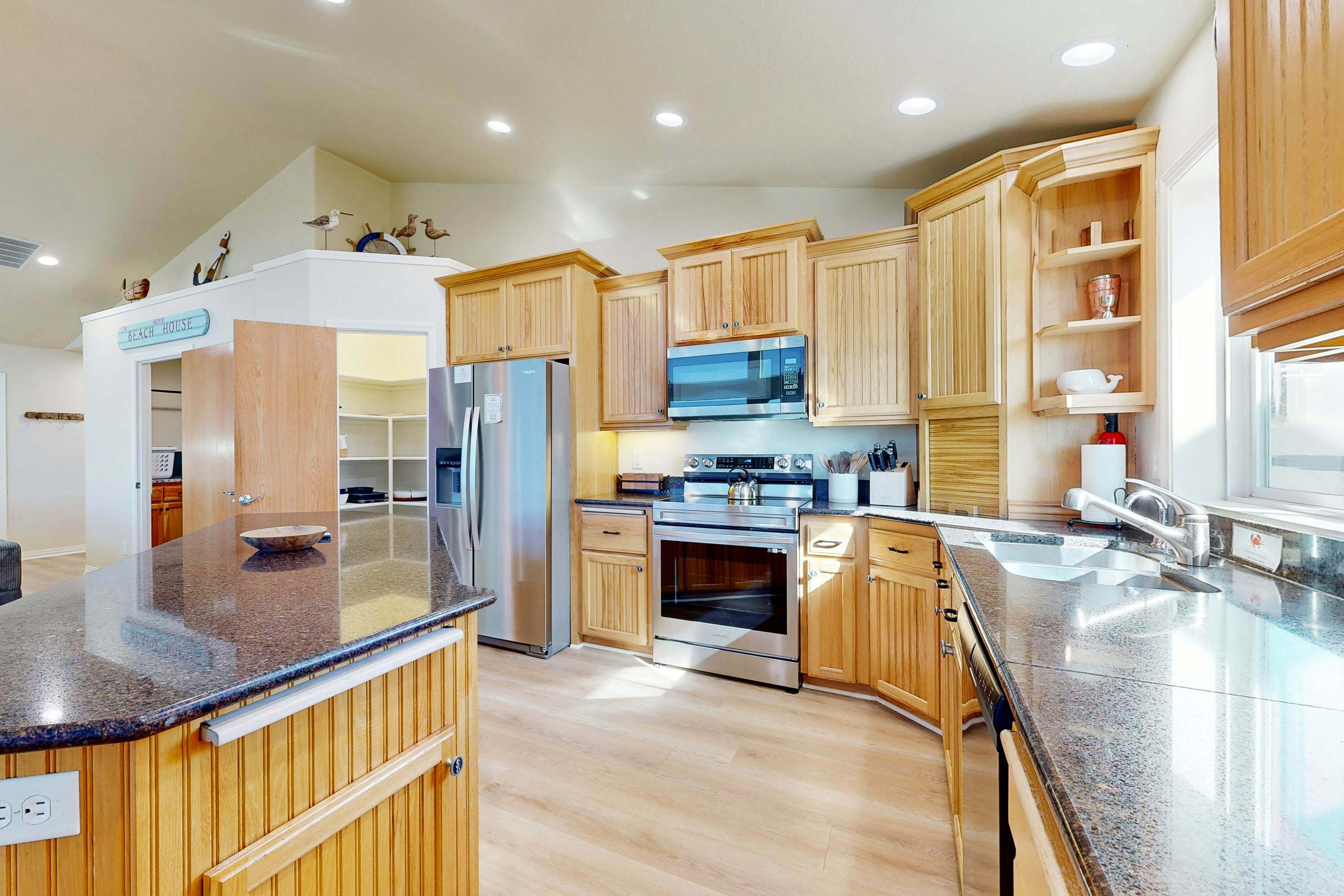 Everything Remodeled-Water View-Private Hot Tub-WiFi-Game Room