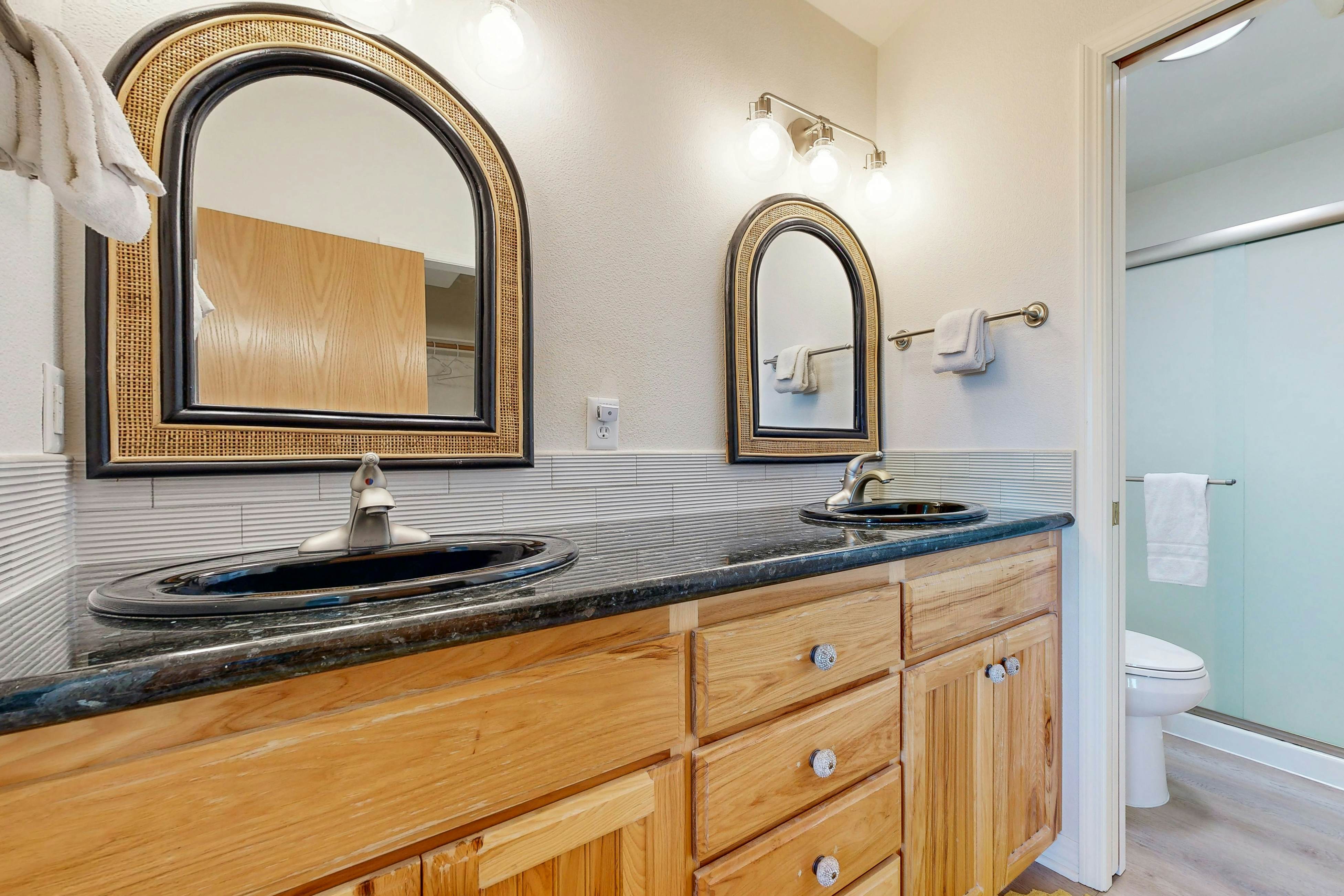 Everything Remodeled-Water View-Private Hot Tub-WiFi-Game Room