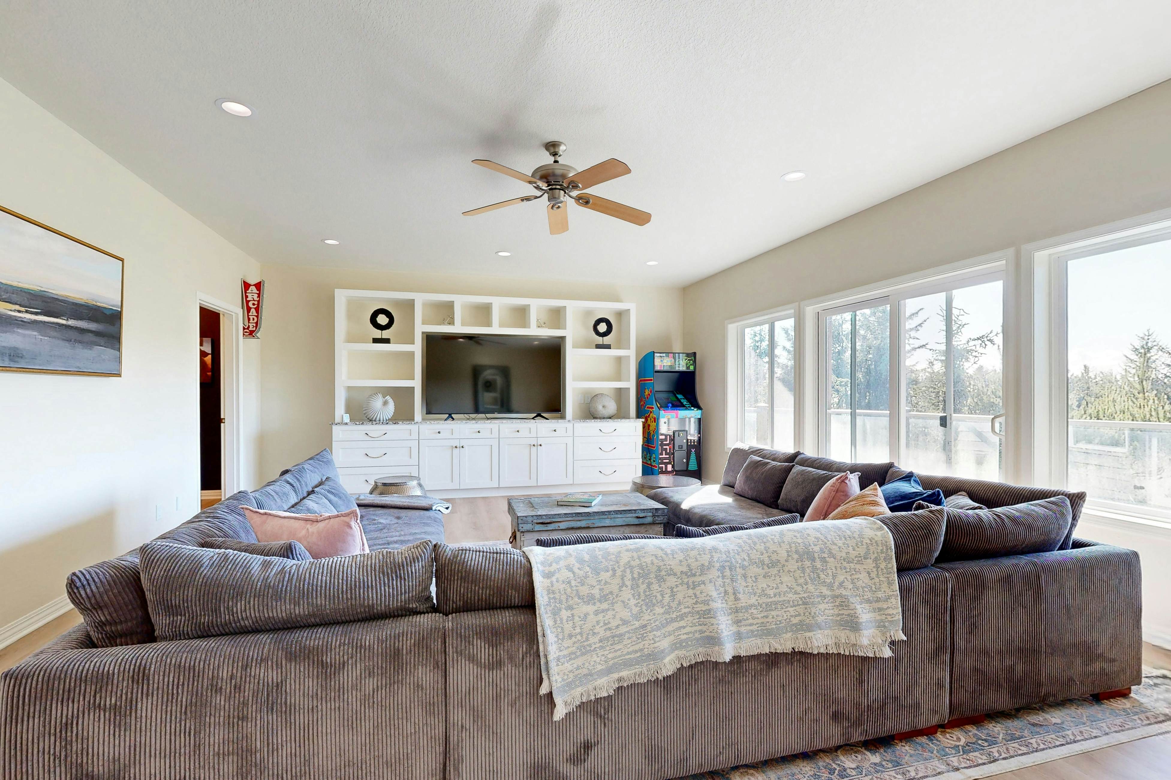 Everything Remodeled-Water View-Private Hot Tub-WiFi-Game Room