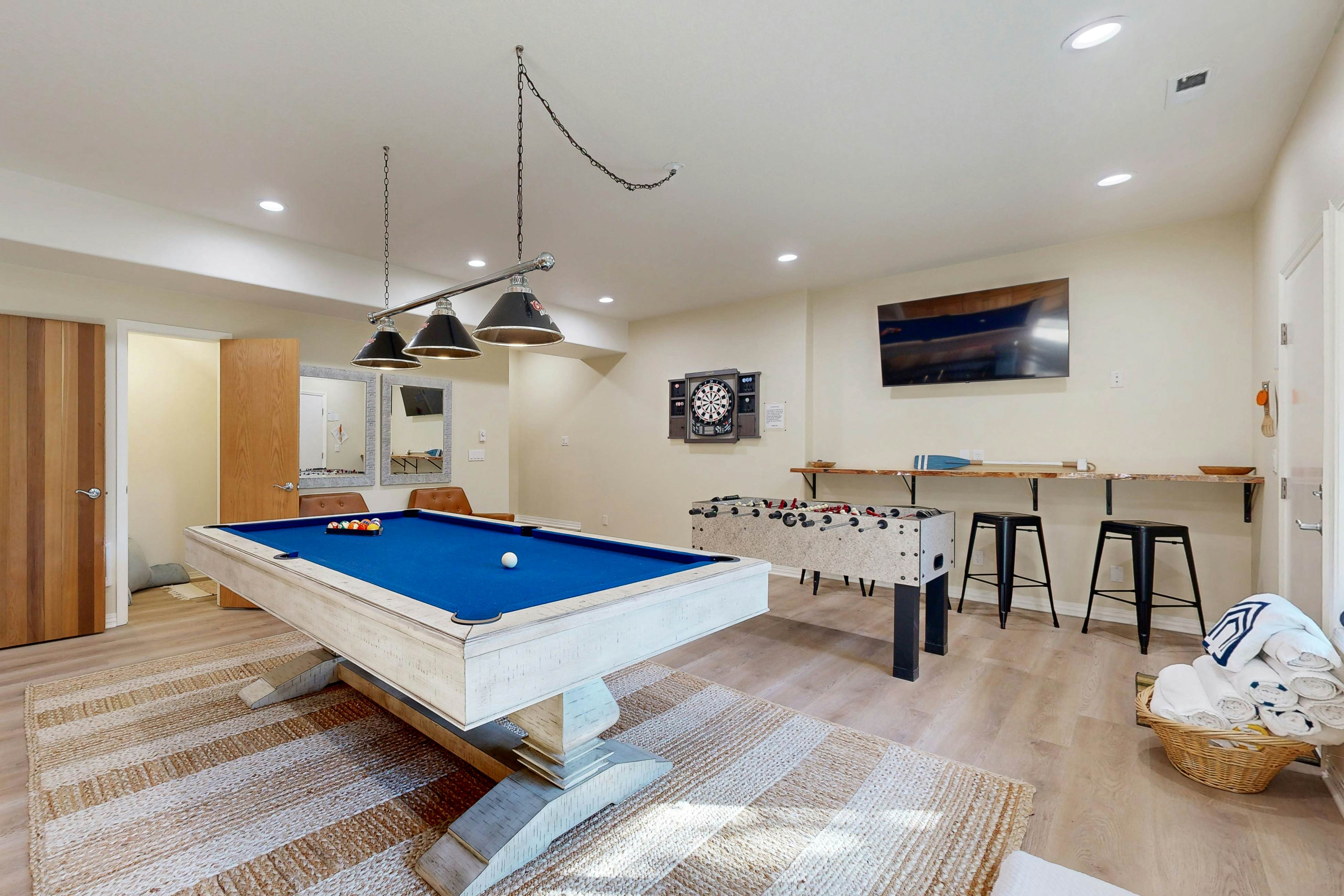 Everything Remodeled-Water View-Private Hot Tub-WiFi-Game Room