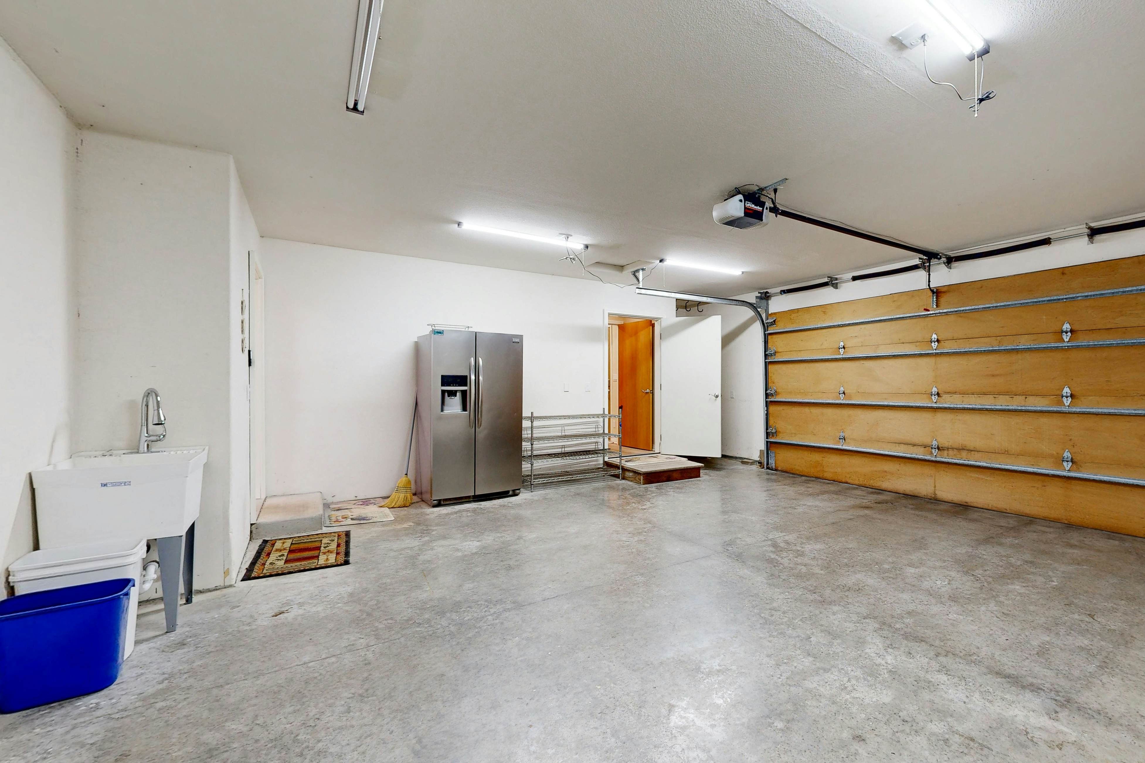 Everything Remodeled-Water View-Private Hot Tub-WiFi-Game Room