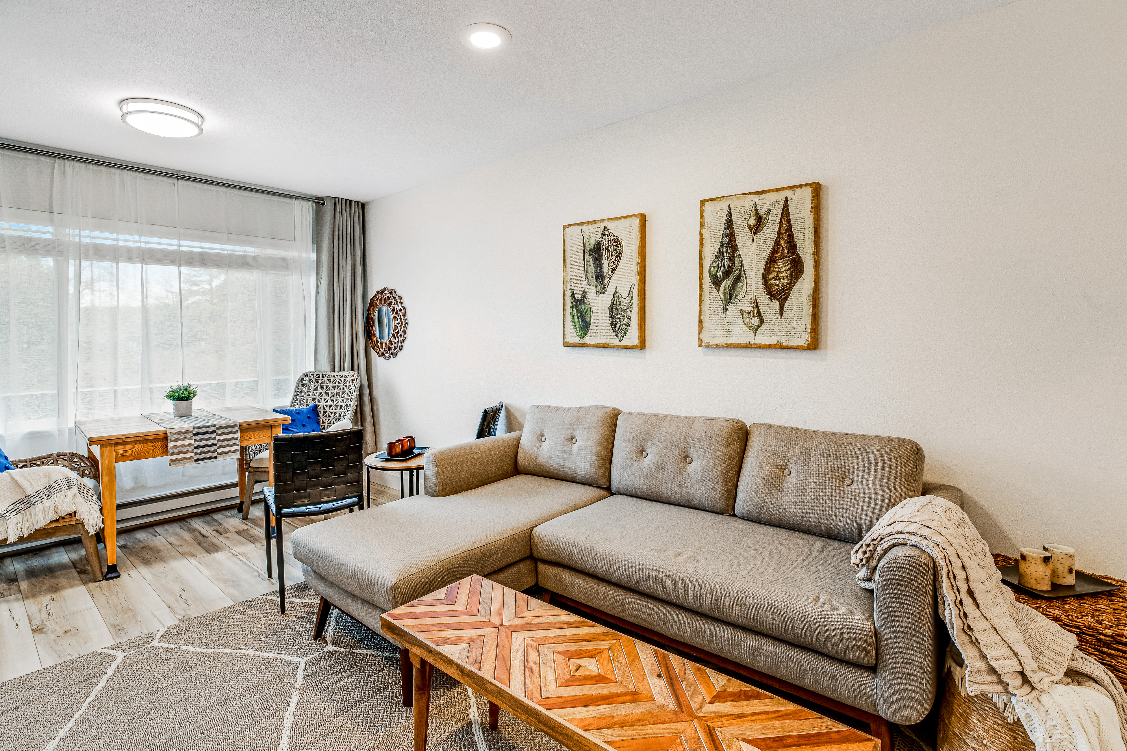 Vibrant polished condo with oceanfront views patio and with D access