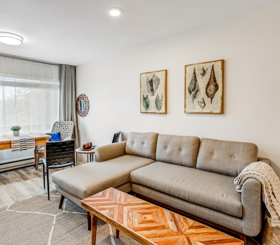 Vibrant polished condo with oceanfront views patio and with D access