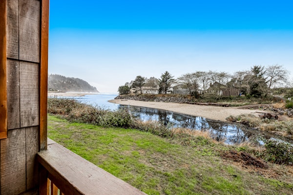 Vibrant polished condo with oceanfront views patio and with D access