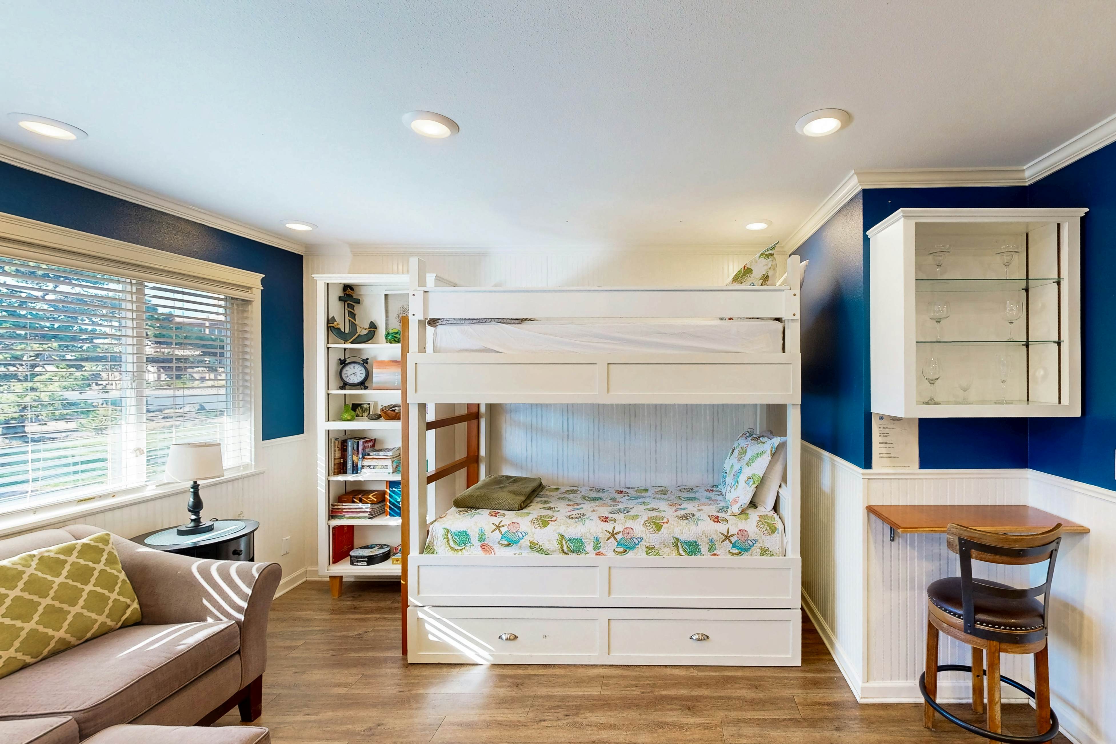 Modern and Colorful Dog-Friendly Condo Right Next to Beach