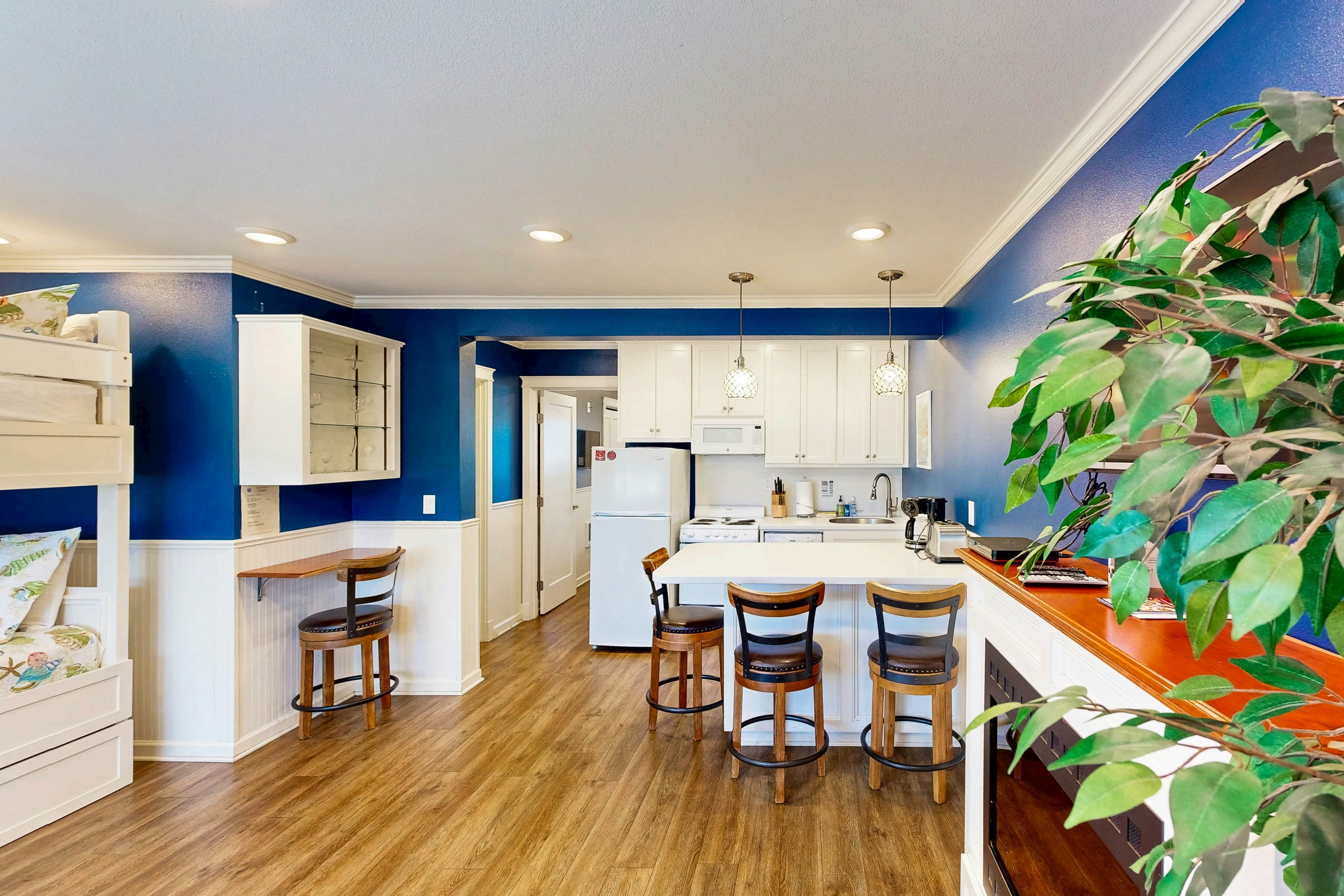 Modern and Colorful Dog-Friendly Condo Right Next to Beach