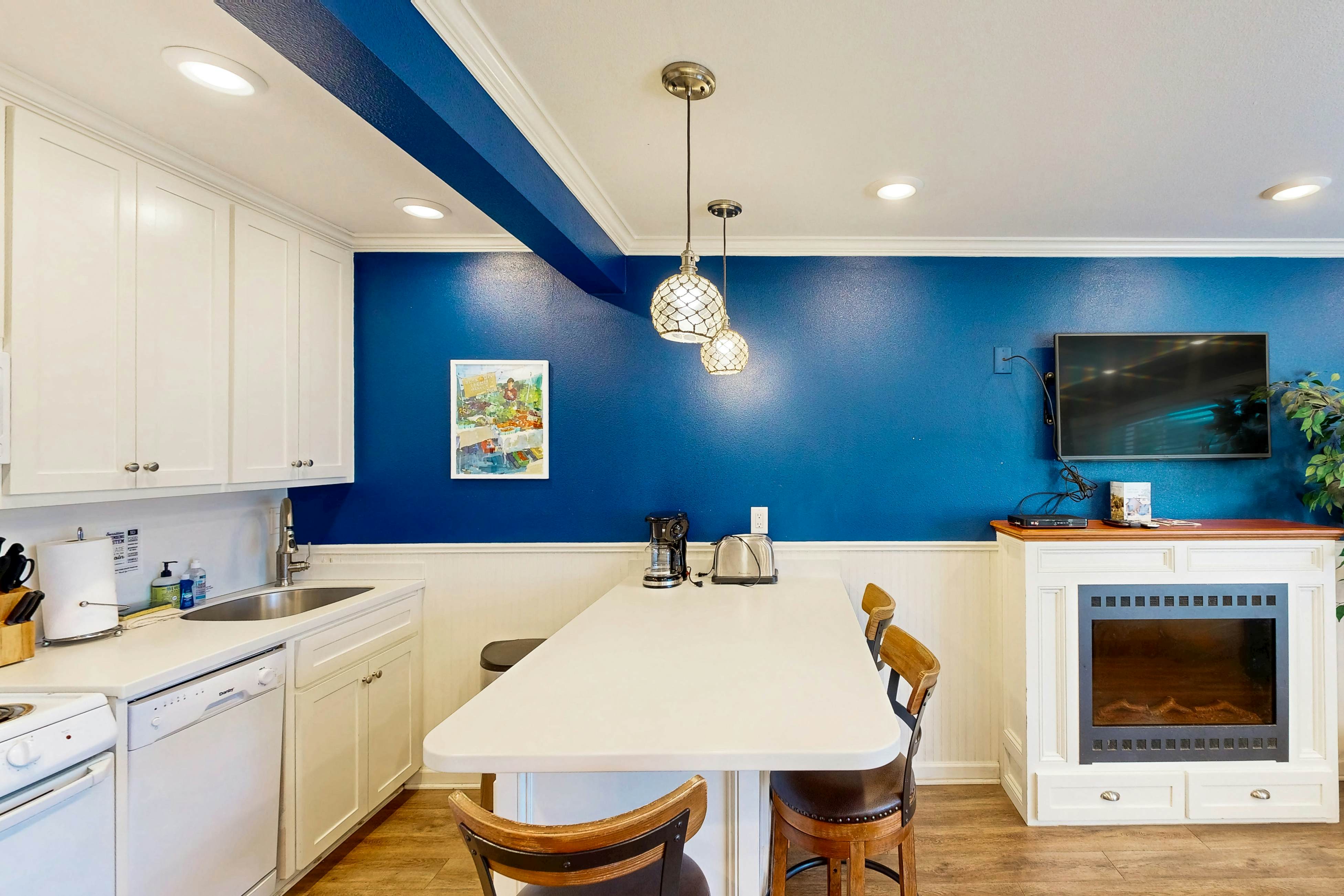 Modern and Colorful Dog-Friendly Condo Right Next to Beach