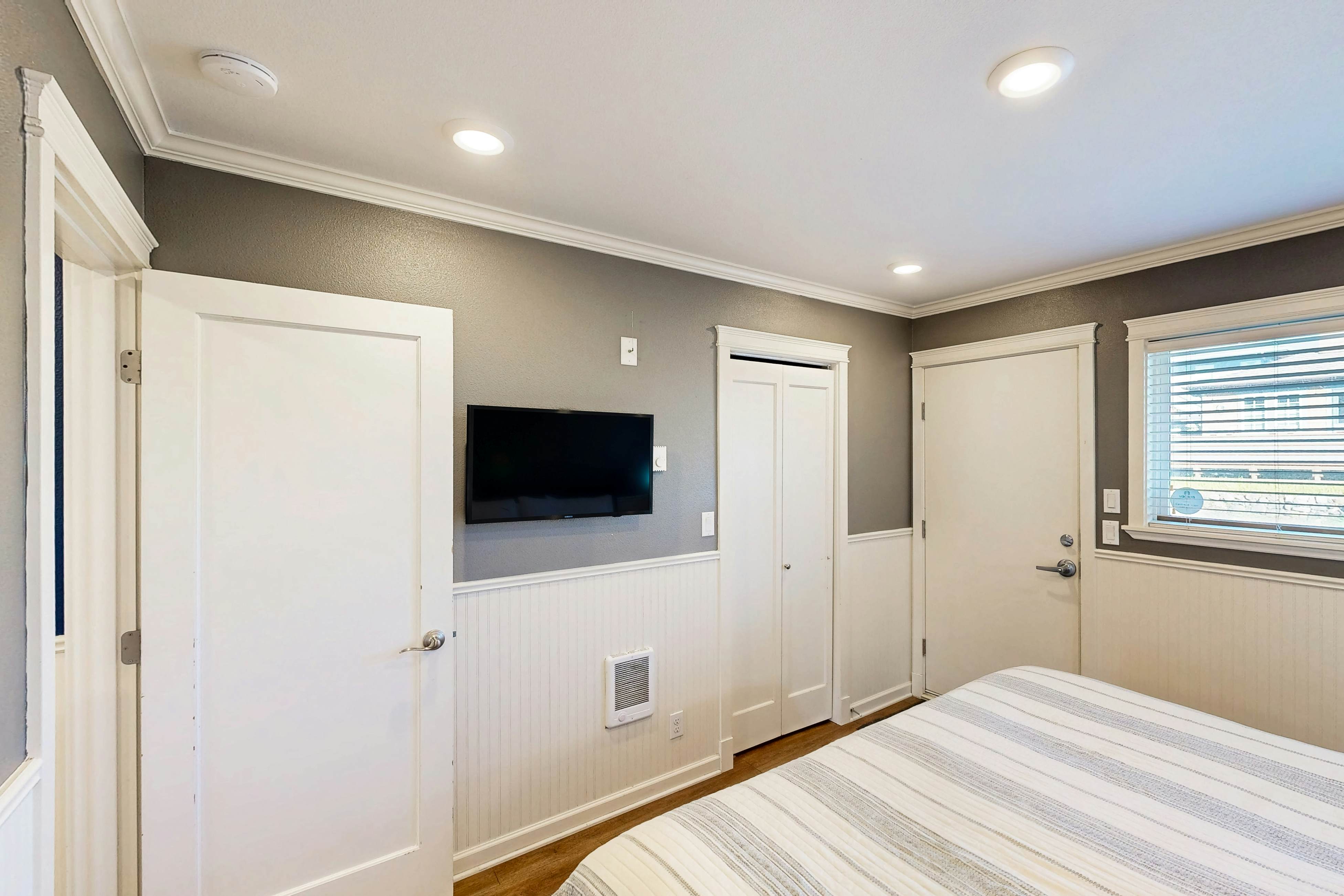 Modern and Colorful Dog-Friendly Condo Right Next to Beach