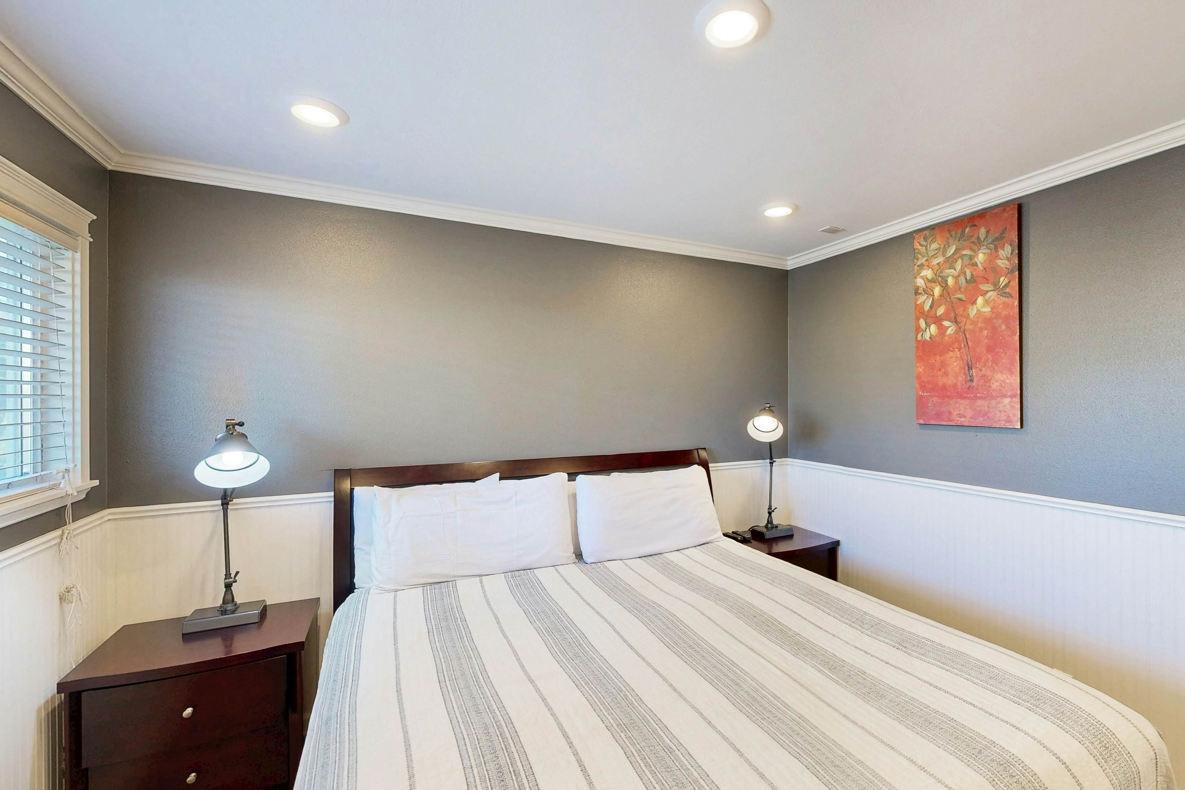 Modern and Colorful Dog-Friendly Condo Right Next to Beach