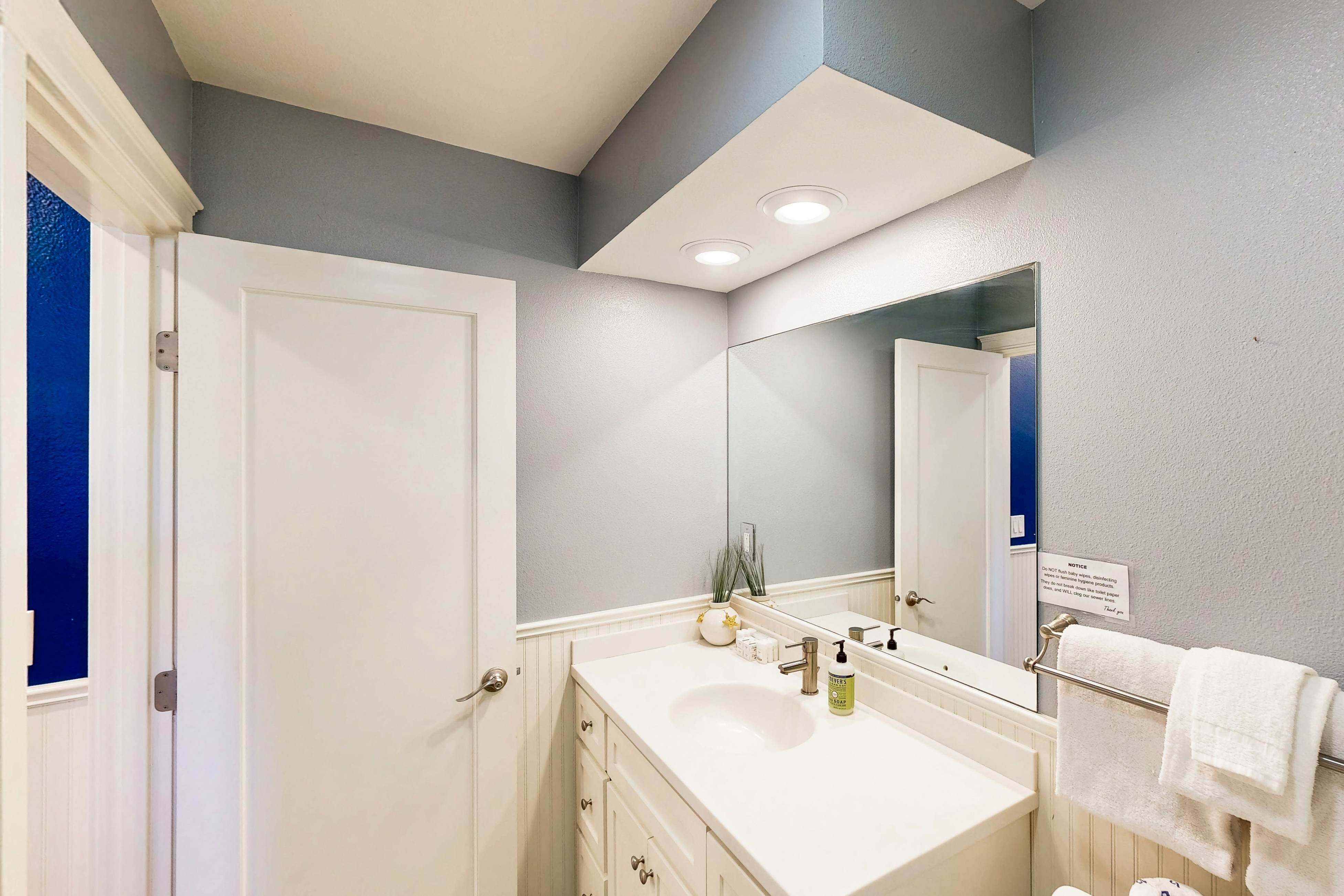 Modern and Colorful Dog-Friendly Condo Right Next to Beach