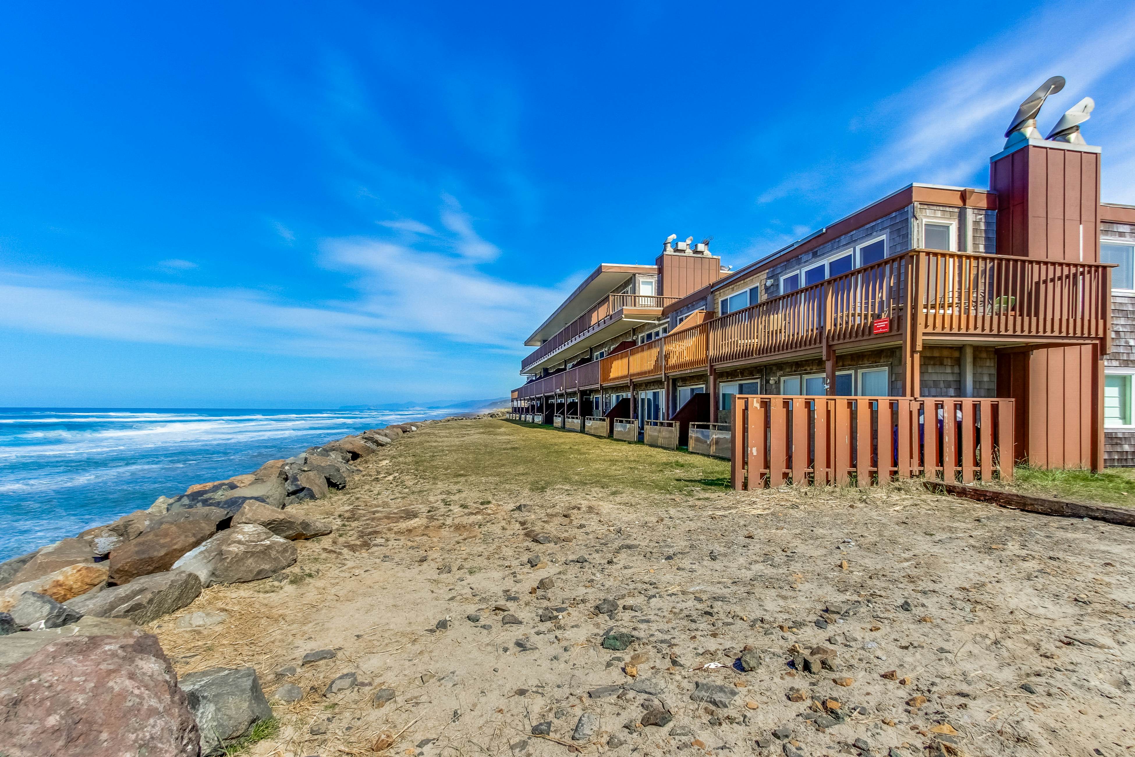 Modern and Colorful Dog-Friendly Condo Right Next to Beach