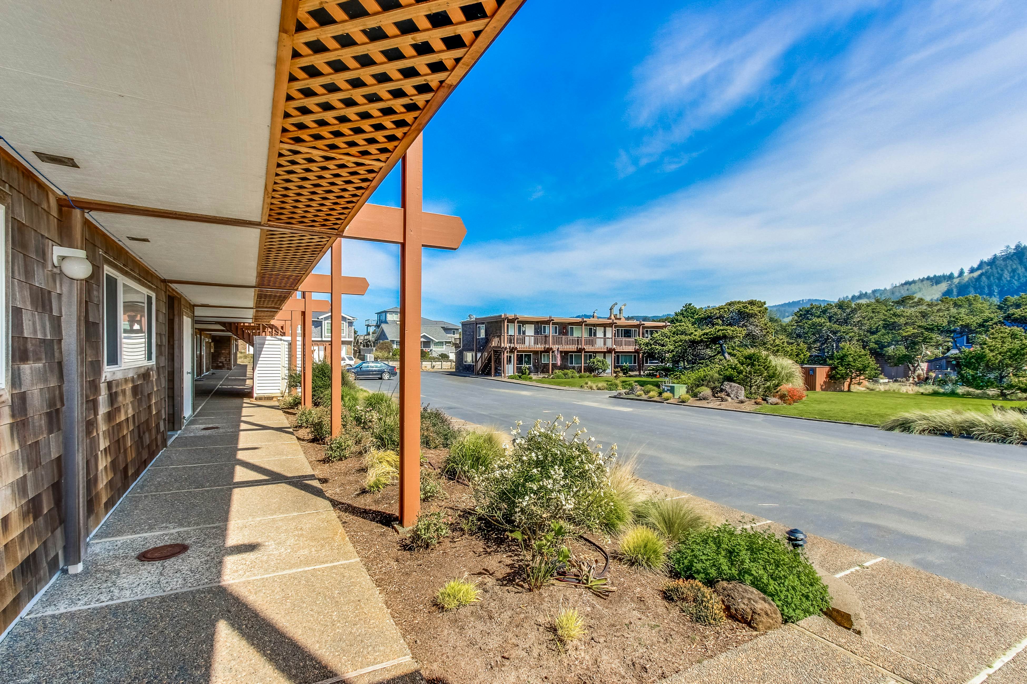 Modern and Colorful Dog-Friendly Condo Right Next to Beach