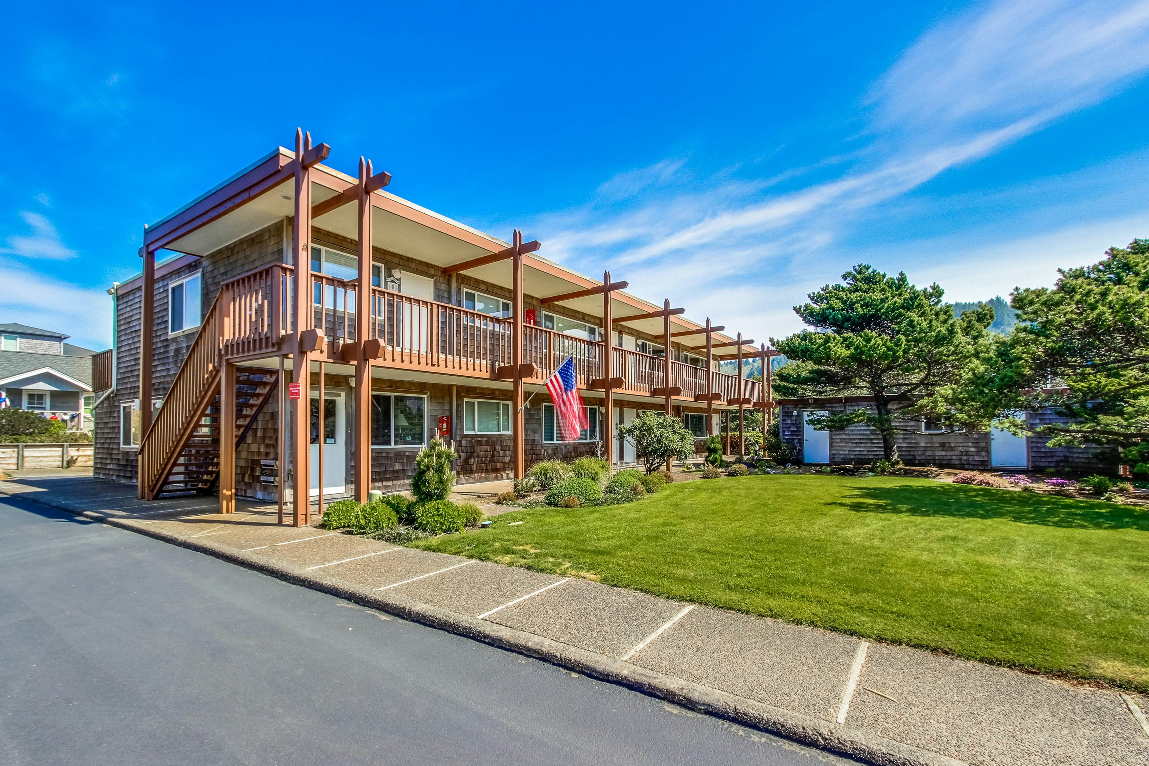 Modern and Colorful Dog-Friendly Condo Right Next to Beach
