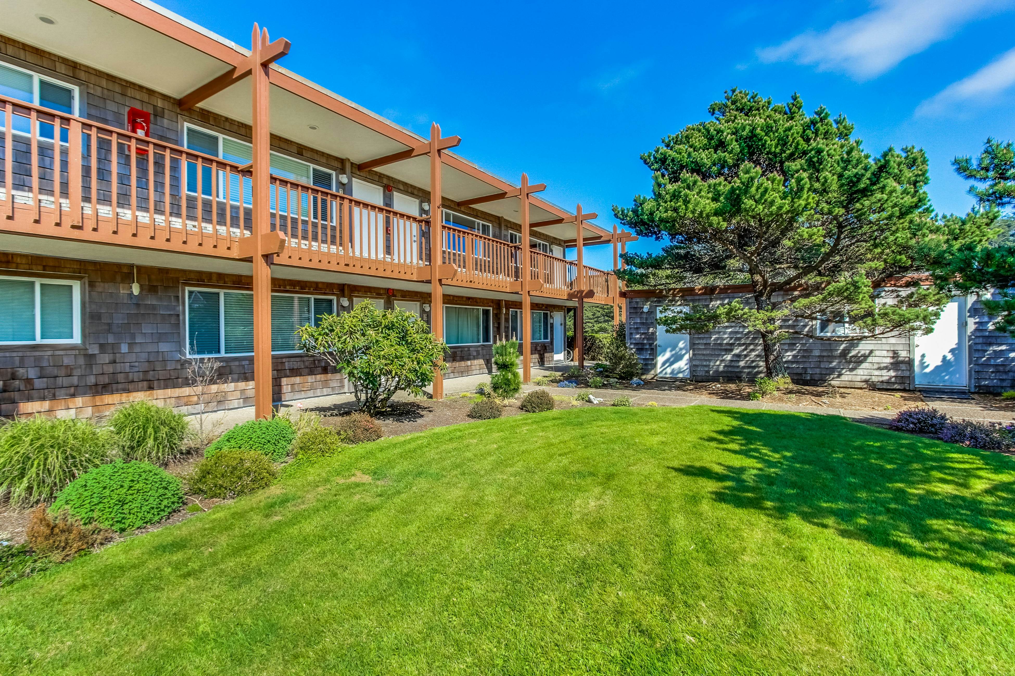 Modern and Colorful Dog-Friendly Condo Right Next to Beach