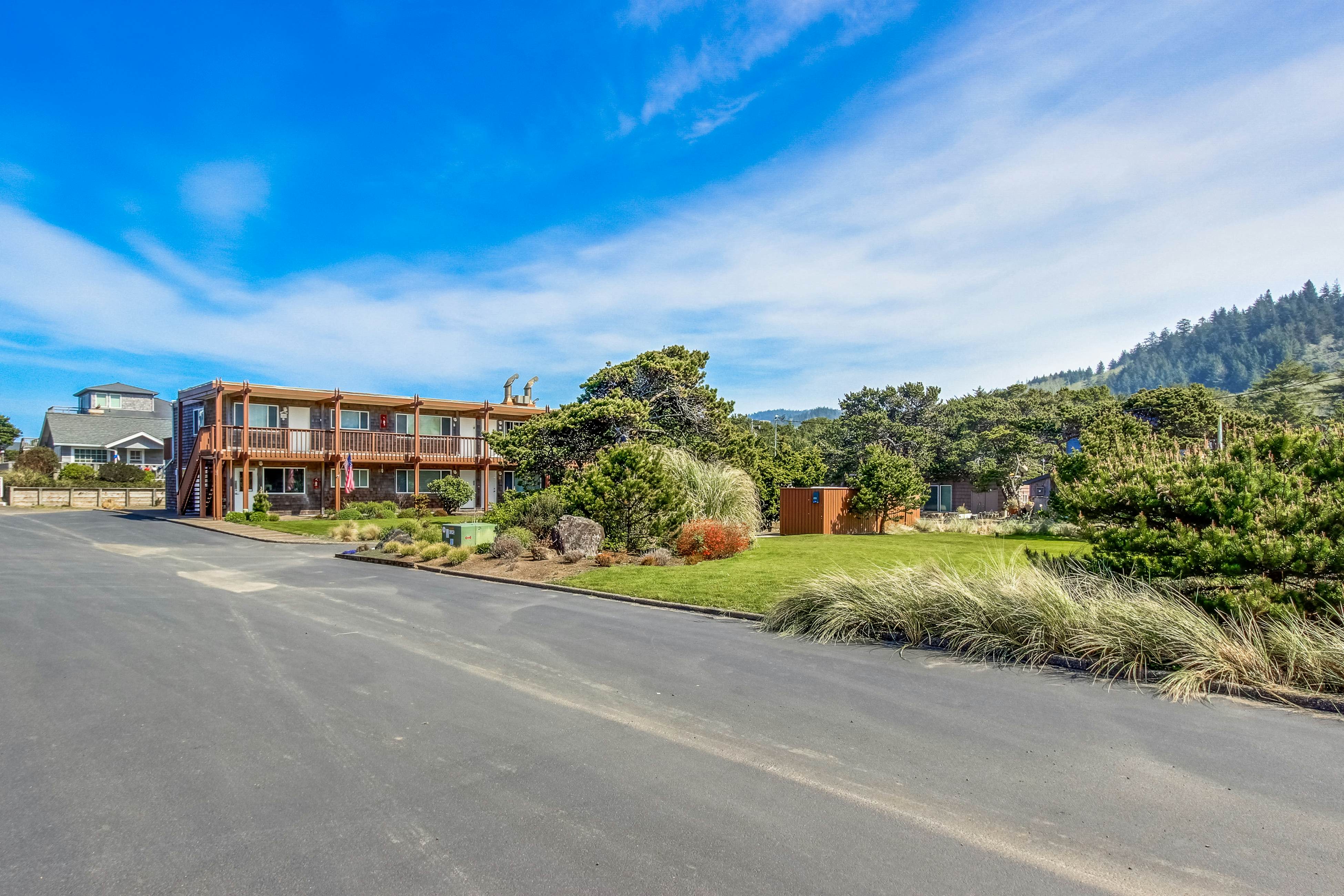 Modern and Colorful Dog-Friendly Condo Right Next to Beach