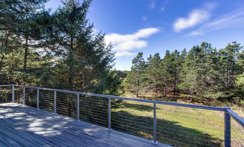 Serene home with entertainment full kitchen and easy beach access