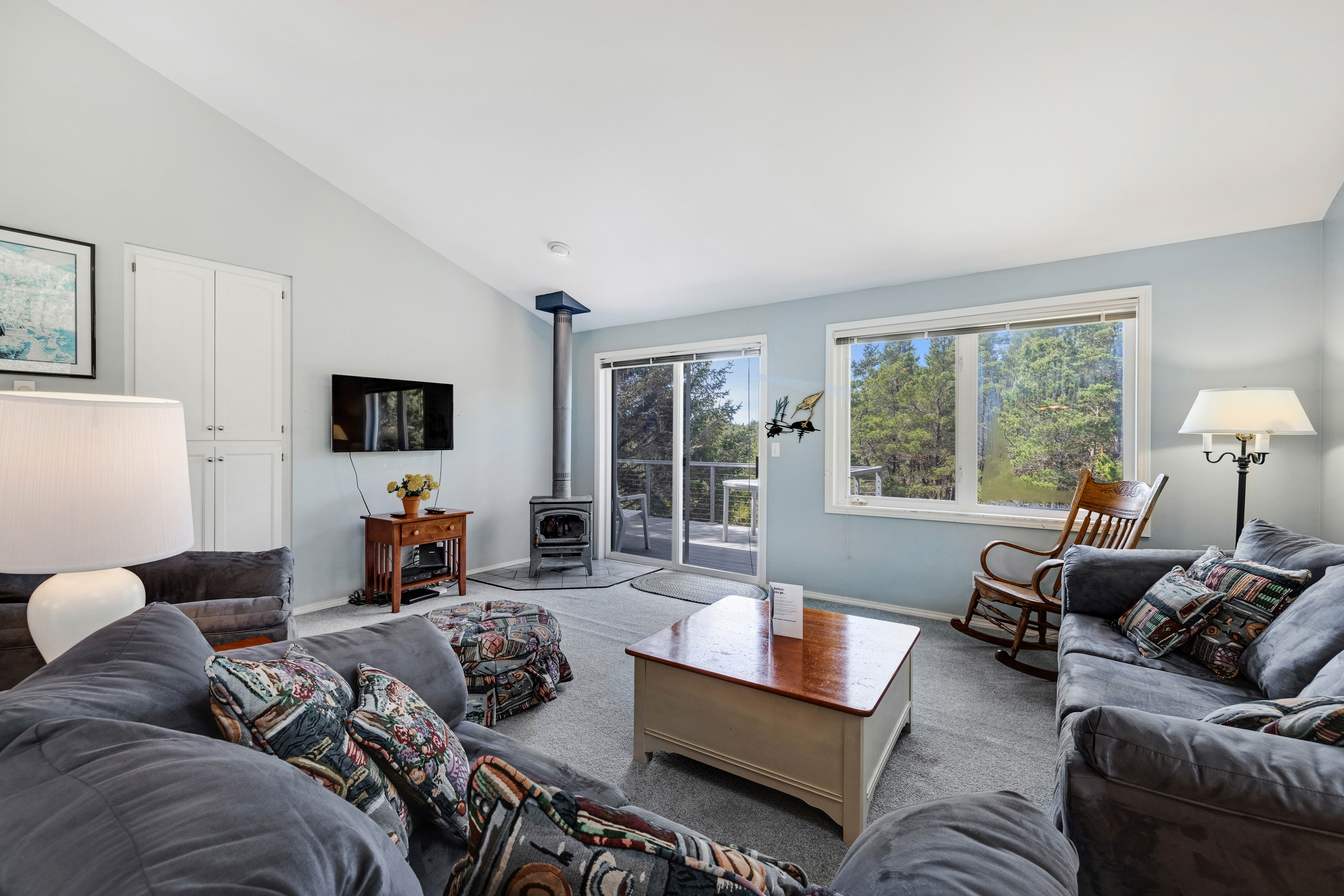 Serene home with entertainment full kitchen and easy beach access