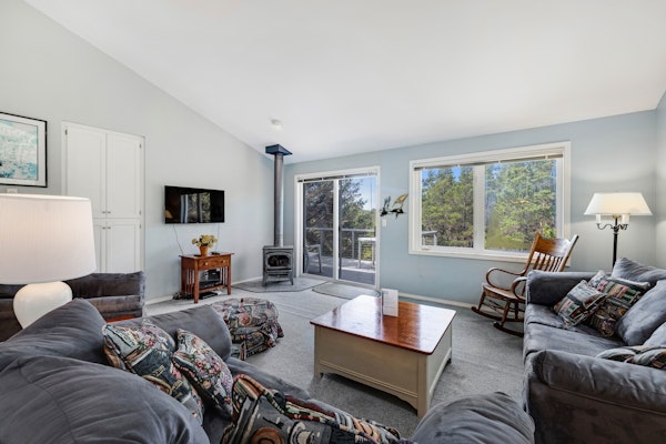 Serene home with entertainment full kitchen and easy beach access